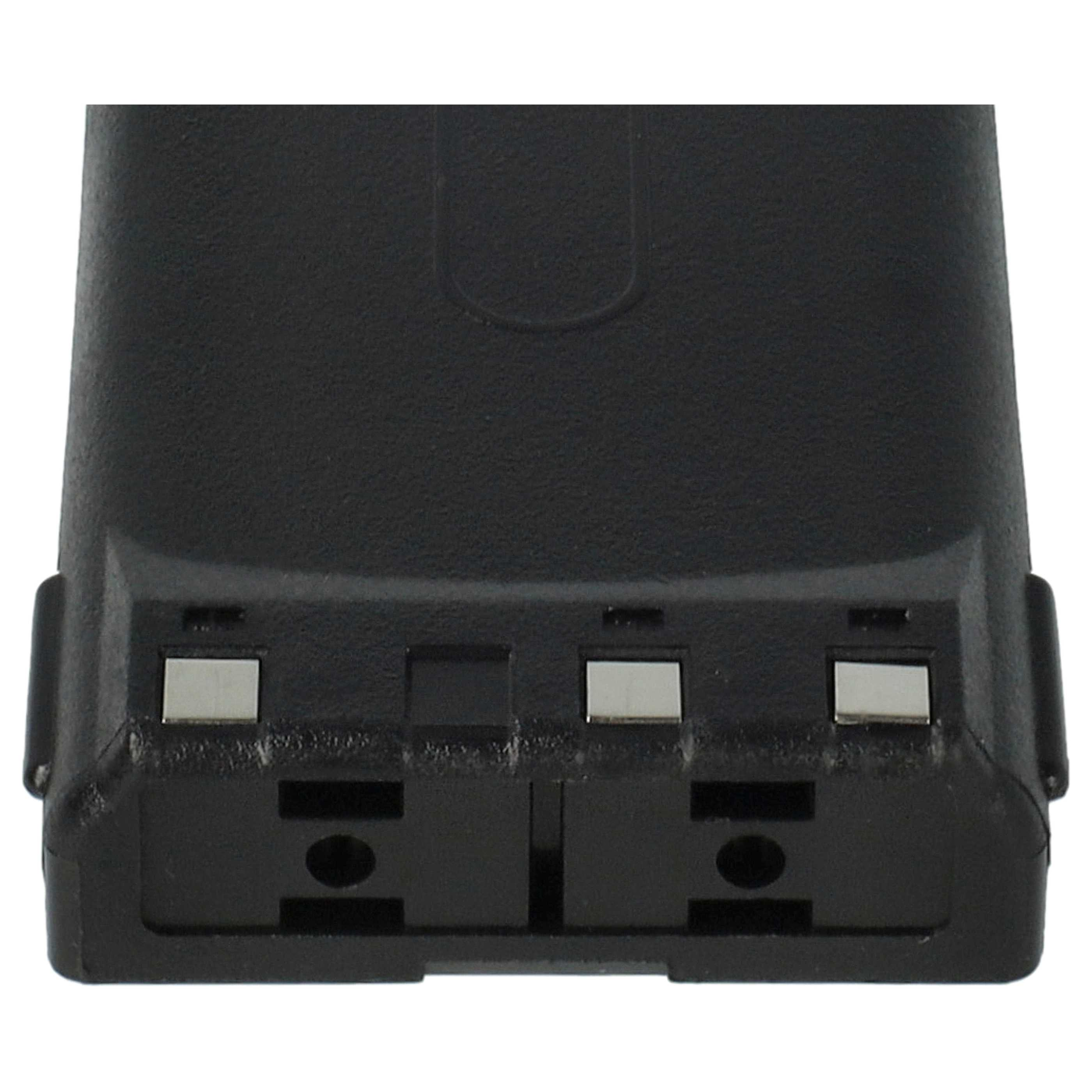 Ein schwarzer Funkbatterie. Sie hat silberne Kontaktpunkte und eine rechteckige Form.