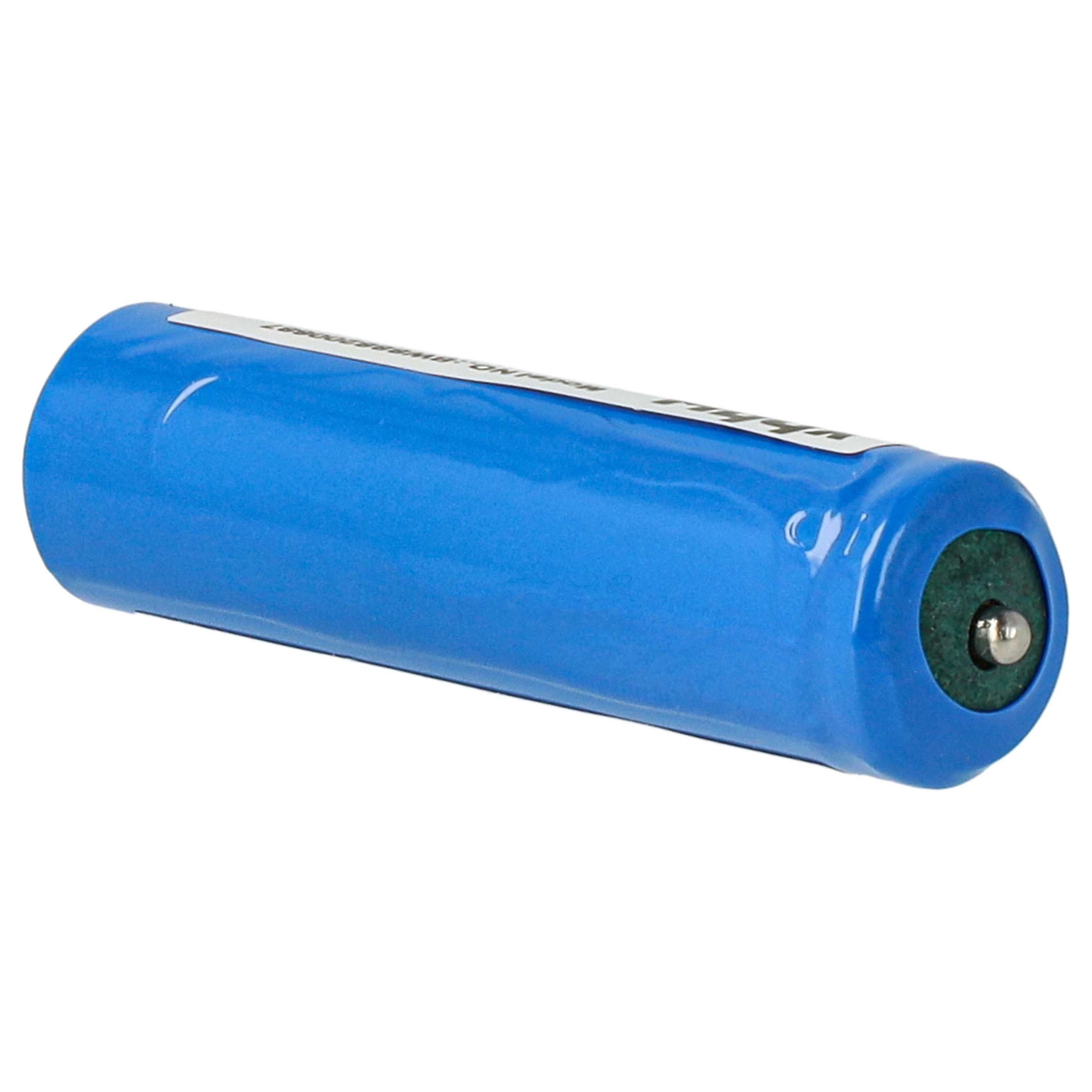 Eine blaue zylindrische Batterie auf weißem Hintergrund. Sie hat ein silbernes Etikett und ein grünes Ende mit einem Metallkontakt.