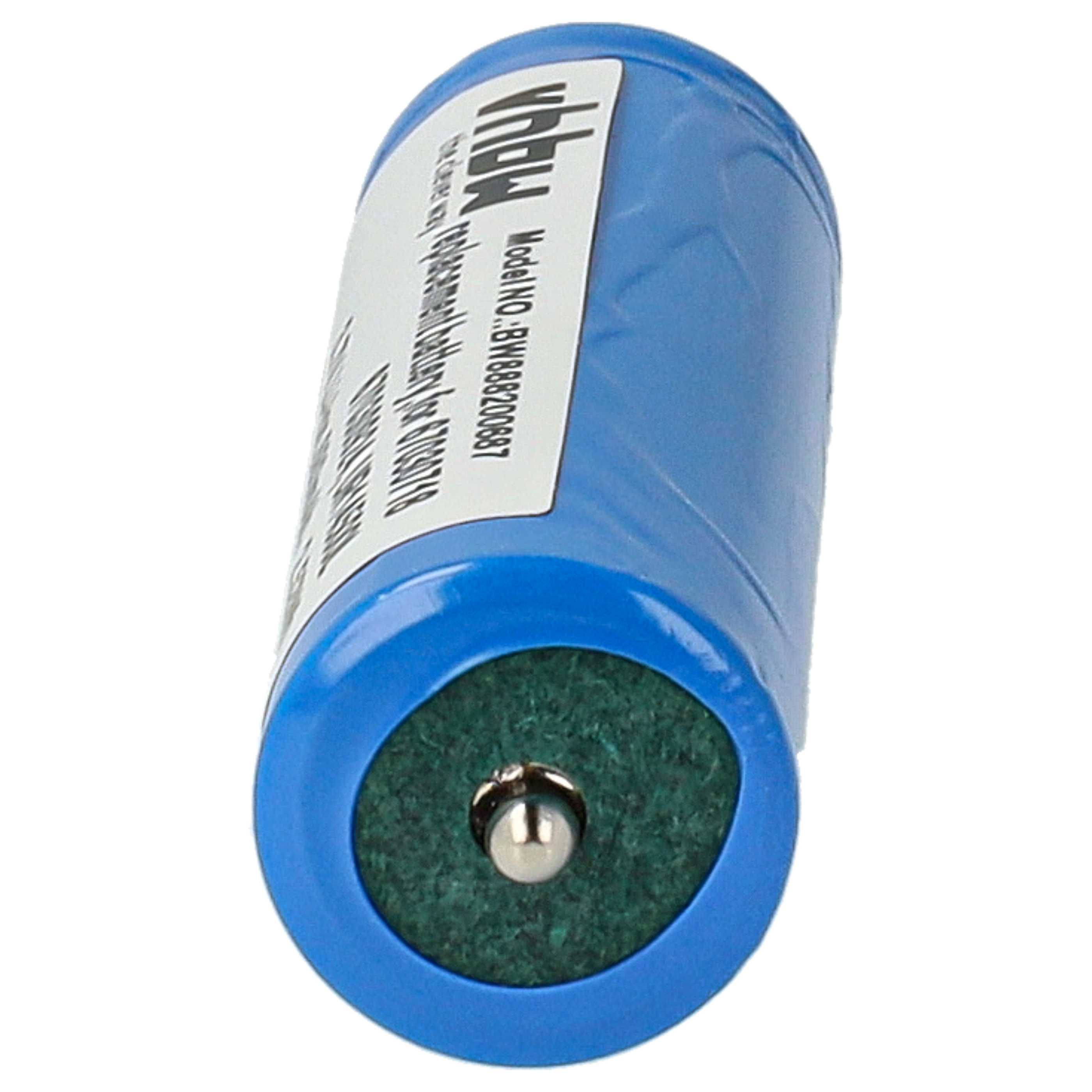 Eine blaue zylindrische Batterie mit Etikett. Sie hat eine grüne Basis mit einem Metallzentrum. Weißer Hintergrund.