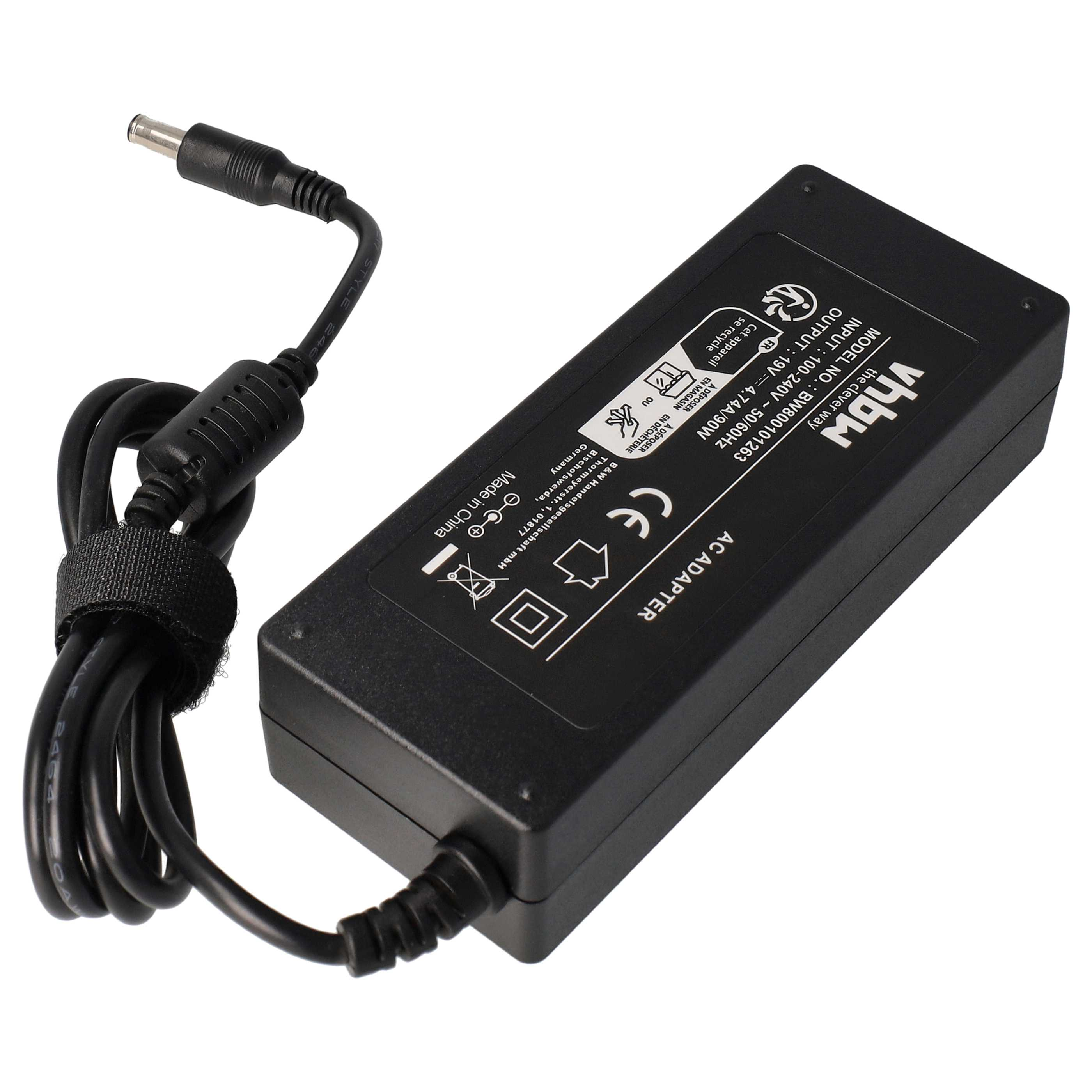 Schwarzes Netzteil mit Kabel und Stecker. Das Netzteil hat Etiketten mit Text und Symbolen.