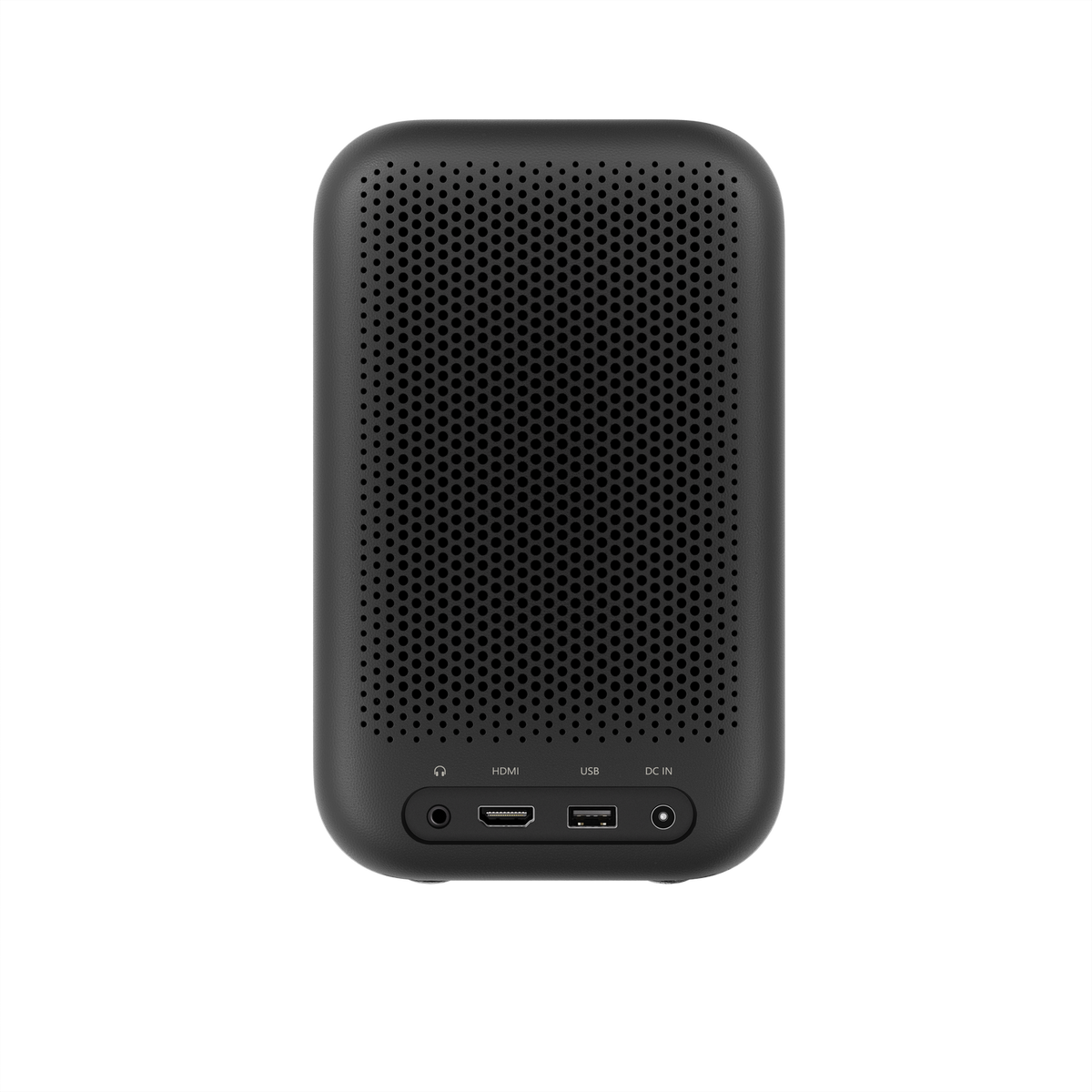 Czarny głośnik z perforowanym przodem. Dół ma porty z etykietami HDMI, USB i DC IN. Znajduje się na czarnym tle.