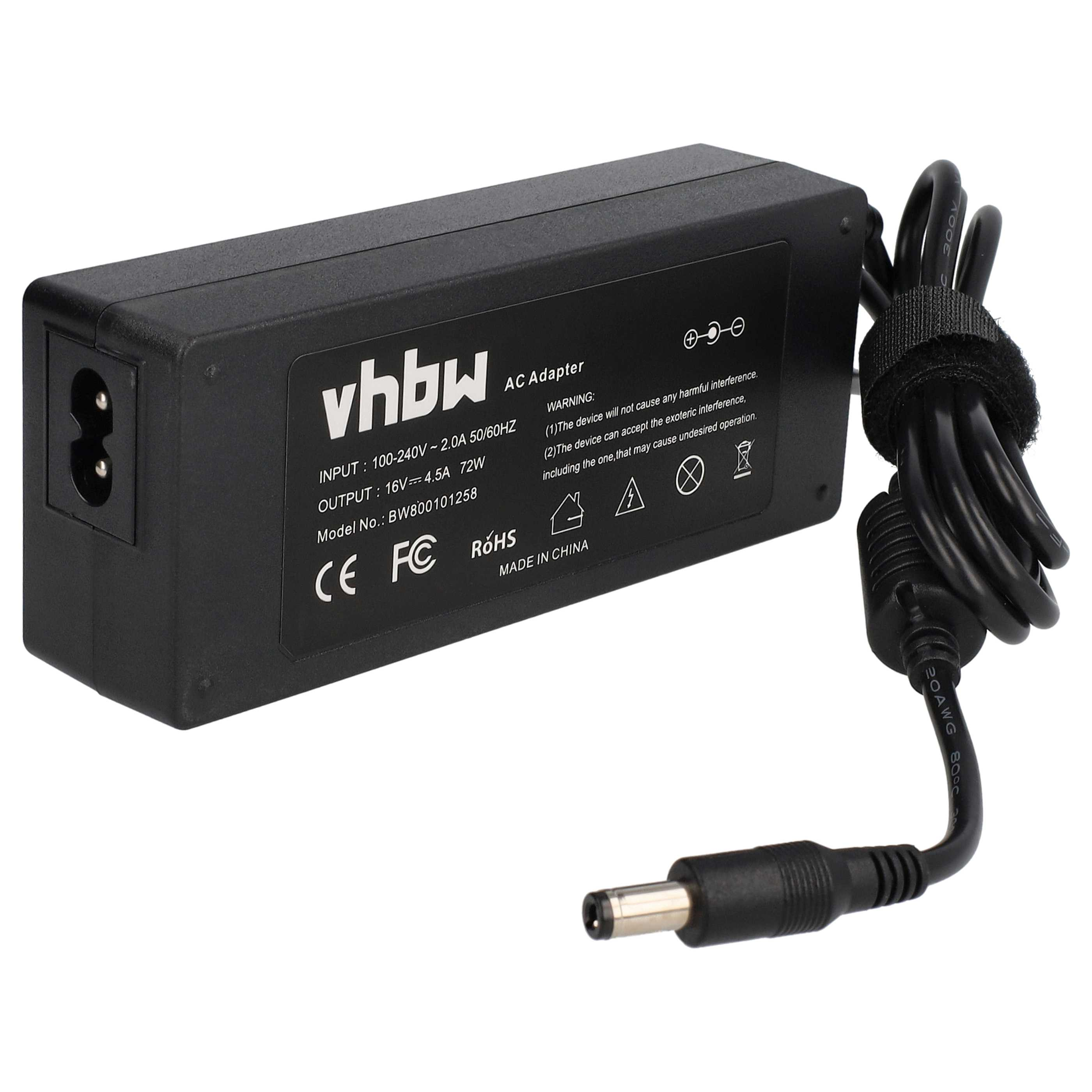 Schwarzes AC-Netzteil mit weißem Text. Kabel und Stecker befestigt. Der Adapter hat einen Strom-Ein- und -Ausgang.