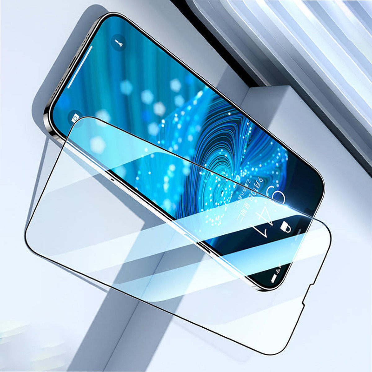 Een smartphone met een schermbeschermer wordt getoond. De telefoon toont een blauwe abstracte achtergrond. De beschermer ligt erop.