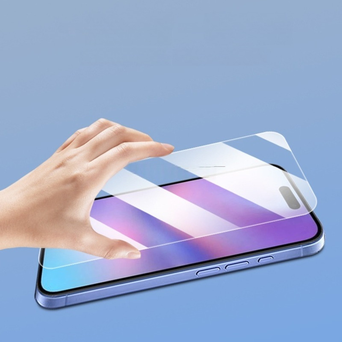 Una mano che applica una protezione per lo schermo su un telefono viola. Lo sfondo è un gradiente di blu chiaro e bianco.
