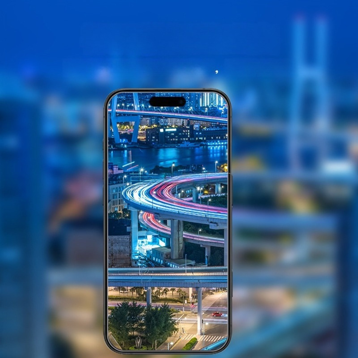 Uno smartphone mostra un paesaggio urbano notturno con autostrade illuminate. Scie rosse e bianche di auto. Edifici e ponti sullo sfondo.