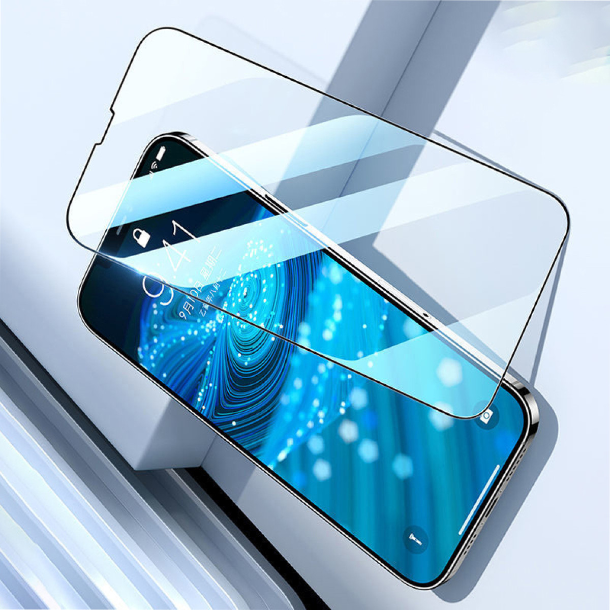 Een smartphone met een schermbeschermer. De telefoon toont een blauwe abstracte achtergrond. Een heldere glazen beschermer ligt erop.
