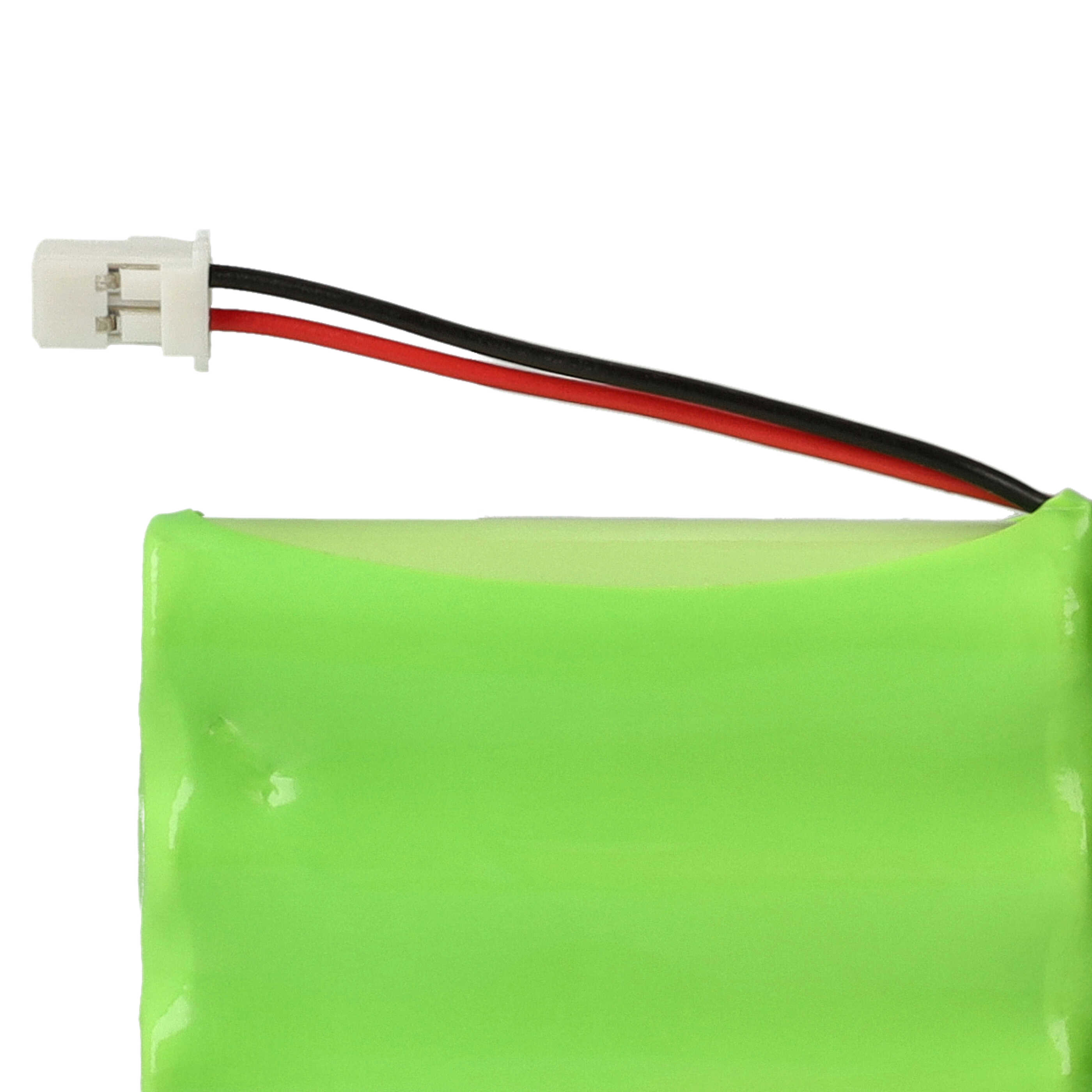 Grüne Batterie mit schwarzen und roten Drähten, die mit einem weißen Stecker verbunden sind. Weißer Hintergrund.