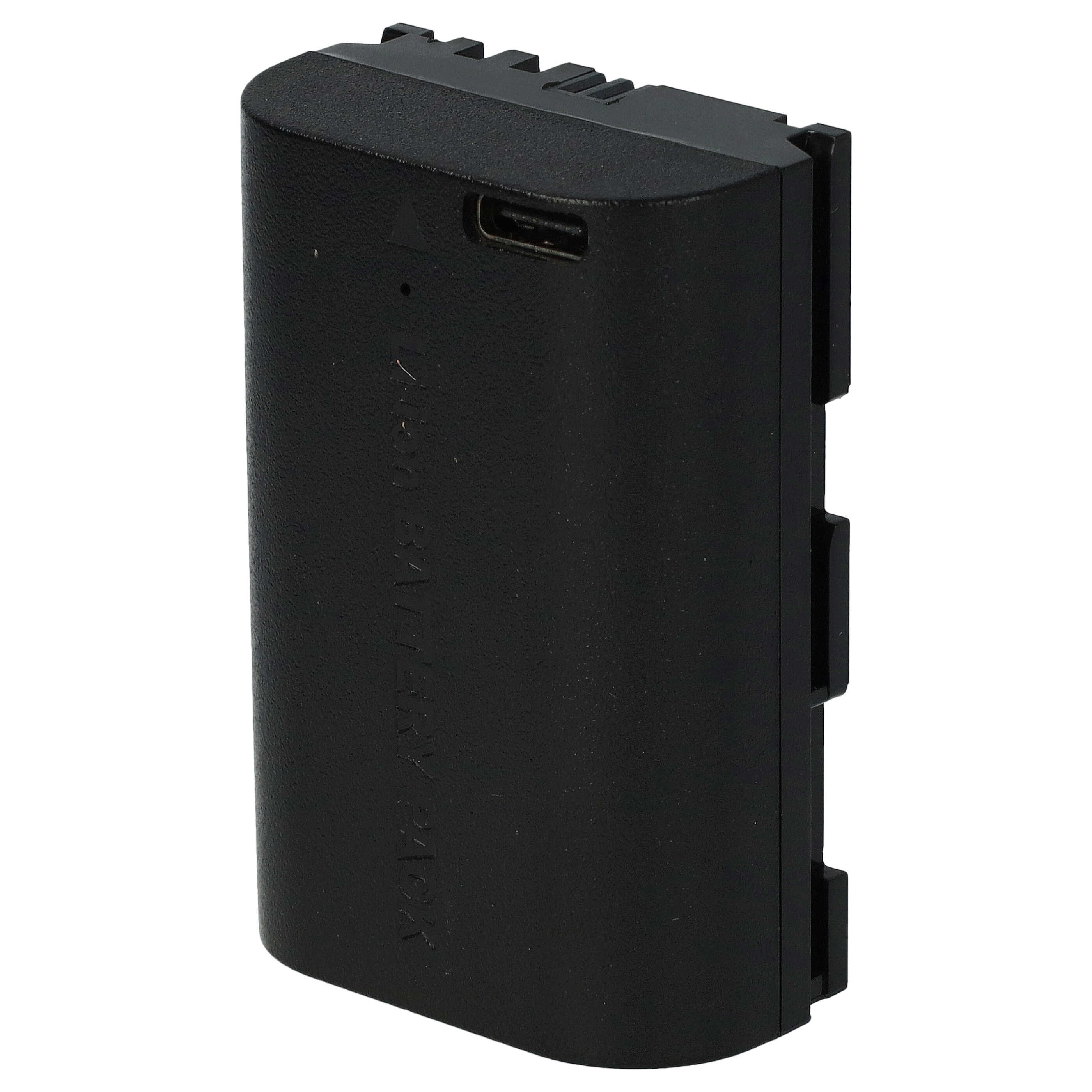 Ein schwarzer Kameraakku auf weißem Hintergrund. Akku hat Text und einen USB-Anschluss.
