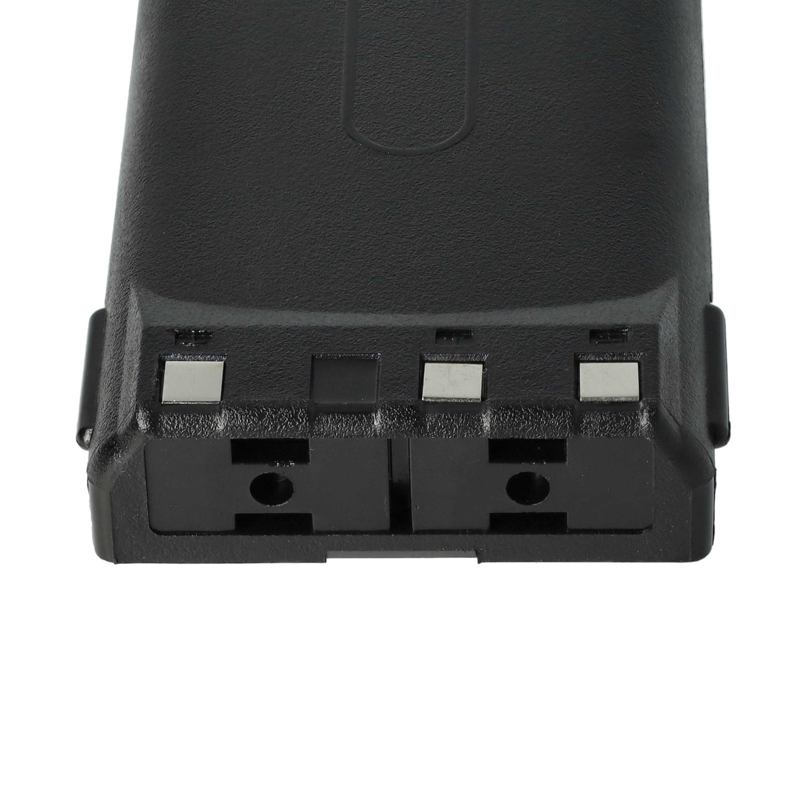Nahaufnahme eines schwarzen, strukturierten Funkbatterie. Es hat mehrere silberne Kontaktpunkte und zwei vertiefte Anschlüsse.