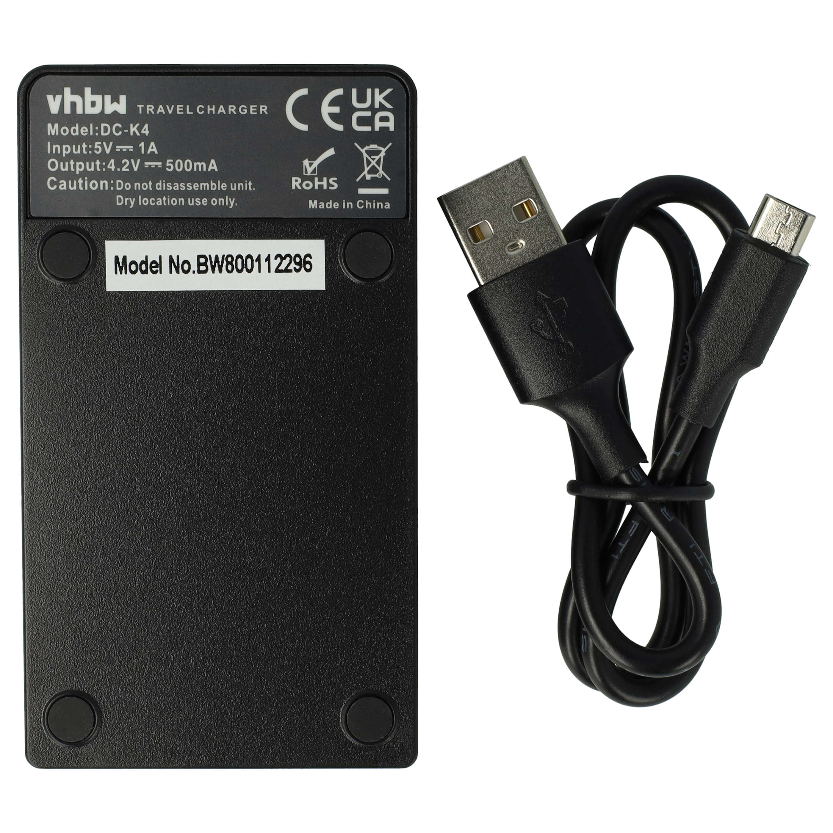 Schwarzes Reise Ladegerät mit angeschlossenem Kabel. Das Ladegerät hat Textdetails und einen USB- und Micro-USB-Anschluss.