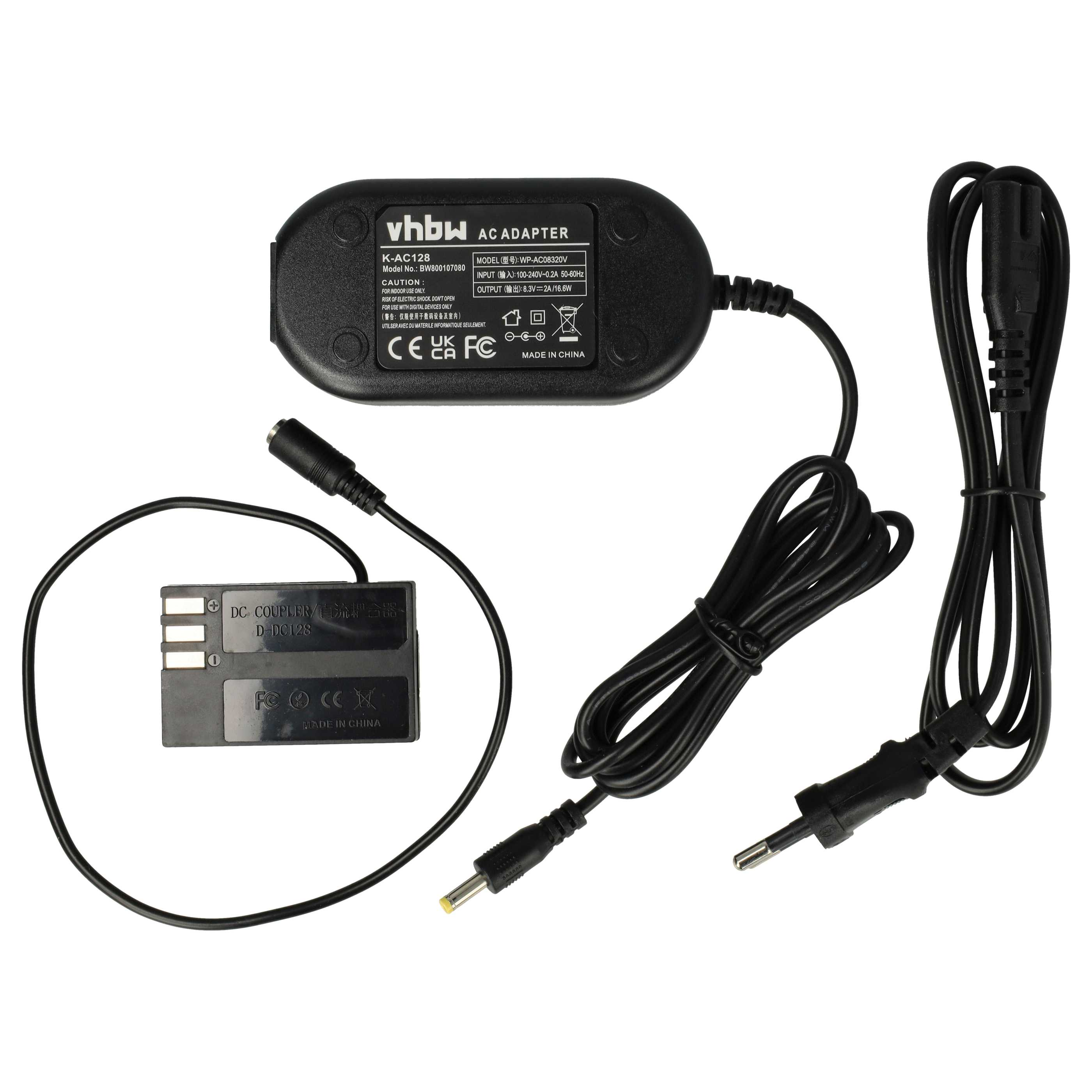 Schwarzer Kamera-Netzadapter mit Netzkabel und DC-Koppler auf weißem Hintergrund.
