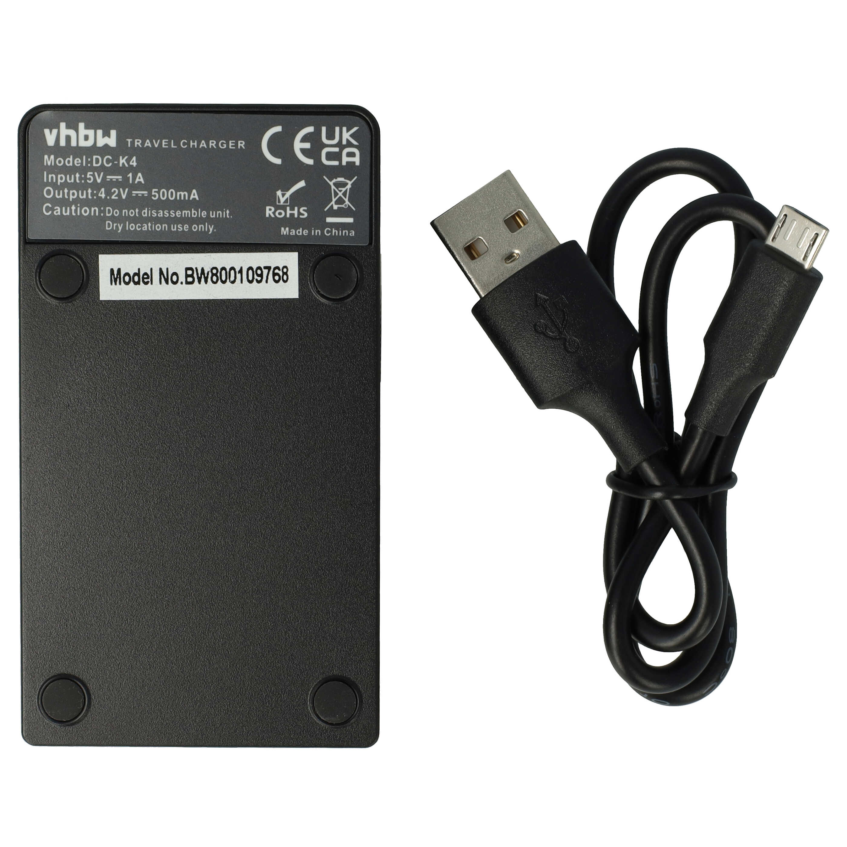 Schwarzes Reisegerät mit USB-Kabel. Das Ladegerät hat ein Etikett mit Spezifikationen. Weißer Hintergrund.