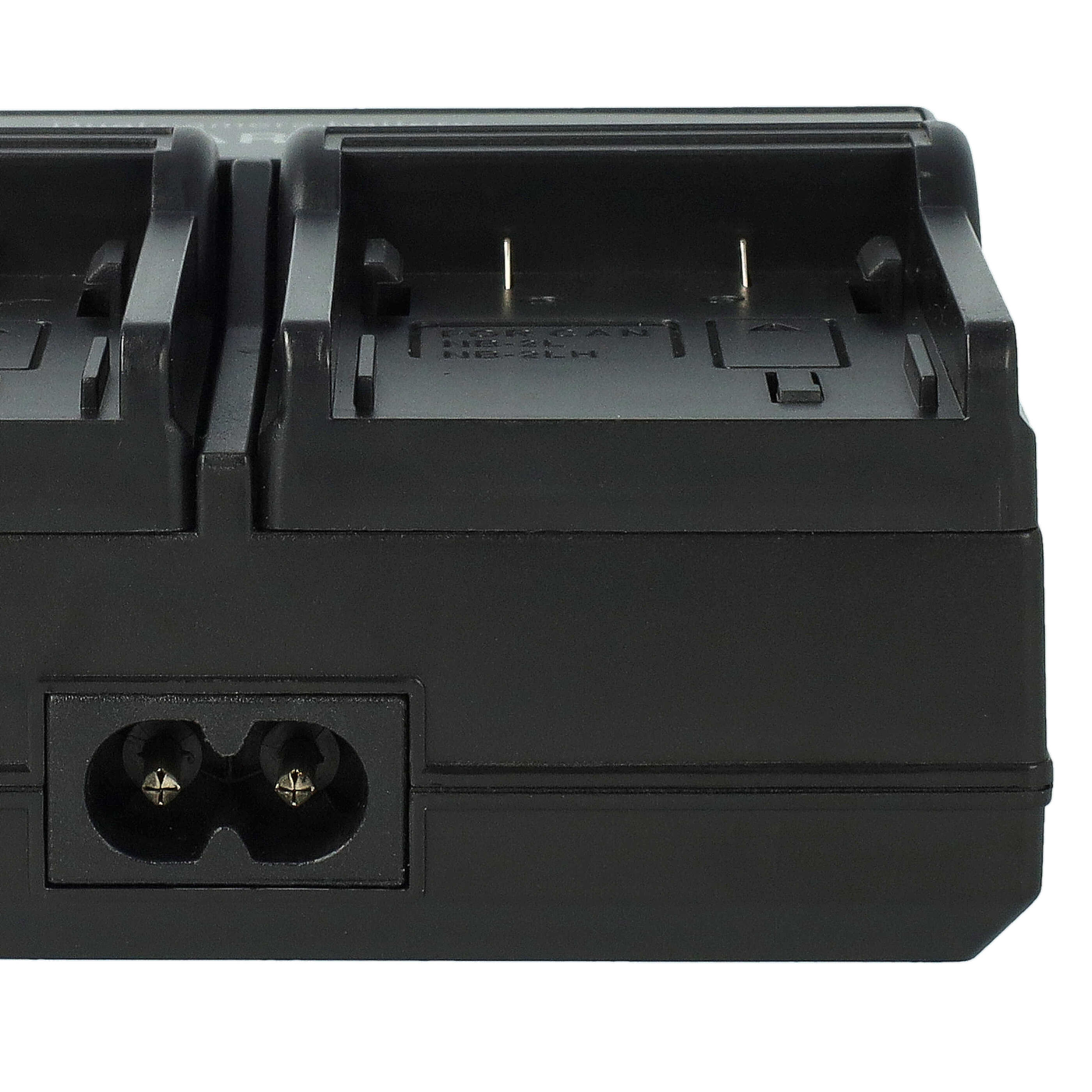 Ein schwarzes Batterieladegerät mit zwei Steckplätzen und Stromeingang. Es hat einen zweipoligen Stromeingang und den Text 'NB-2LH'.
