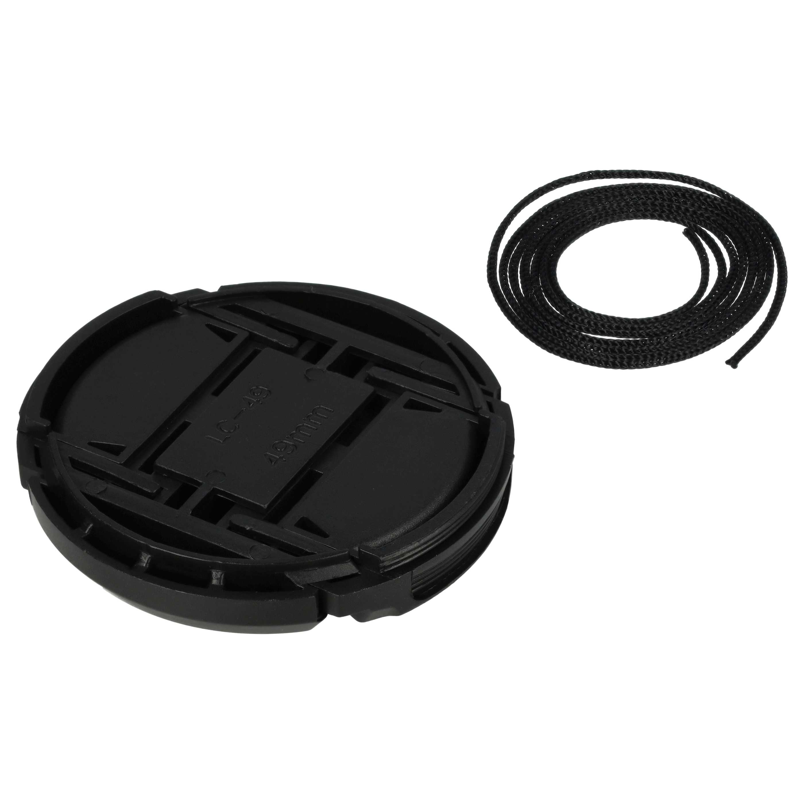 Eine schwarze Objektivkappe mit 49-mm-Markierung liegt neben einer schwarzen Schnur, beides auf weißem Hintergrund.