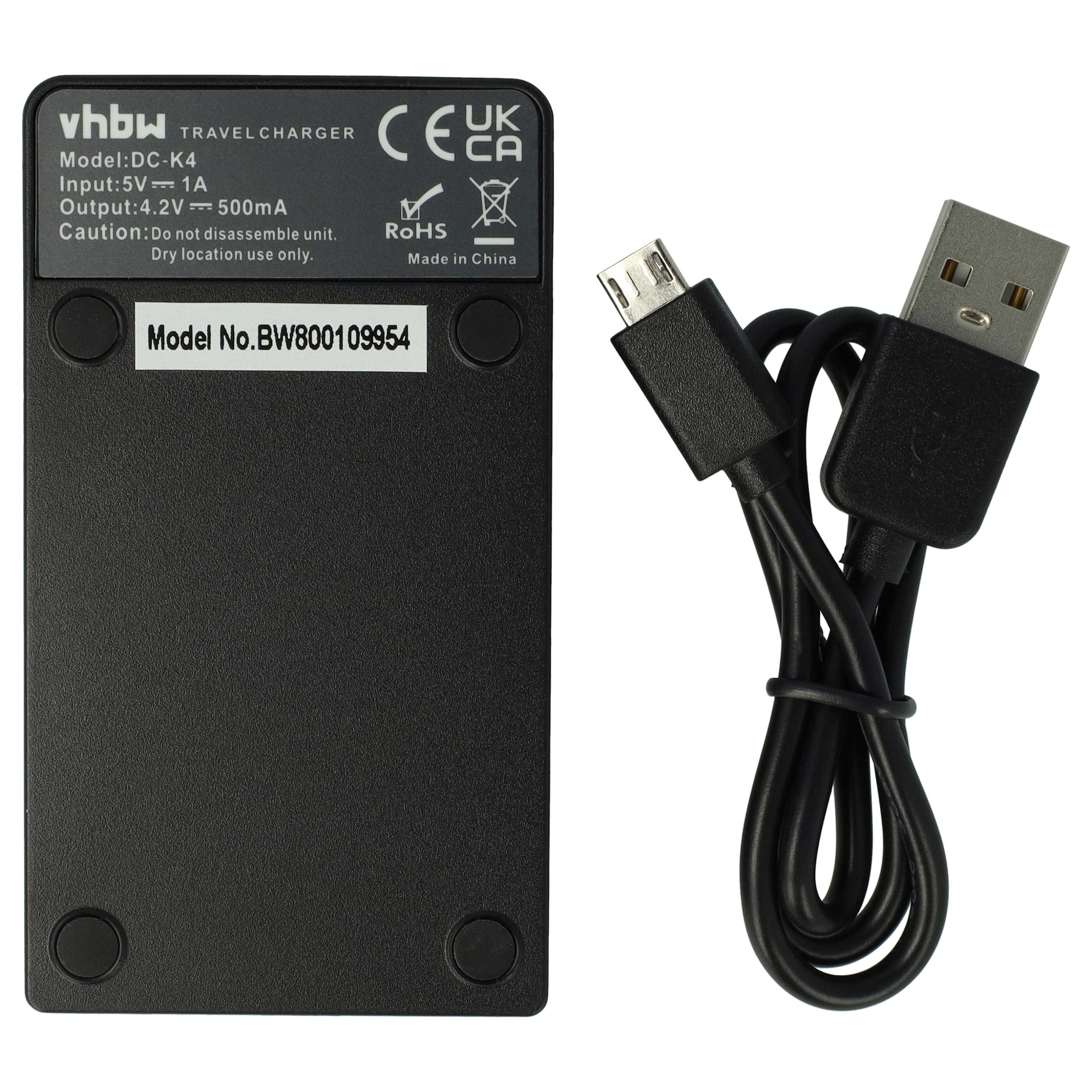 Schwarzes Ladegerät und USB-Kabel auf weißem Hintergrund. Ladegerät hat Text: vhbw, Modell, Eingang, Ausgang, Vorsicht und Modell-Nr.
