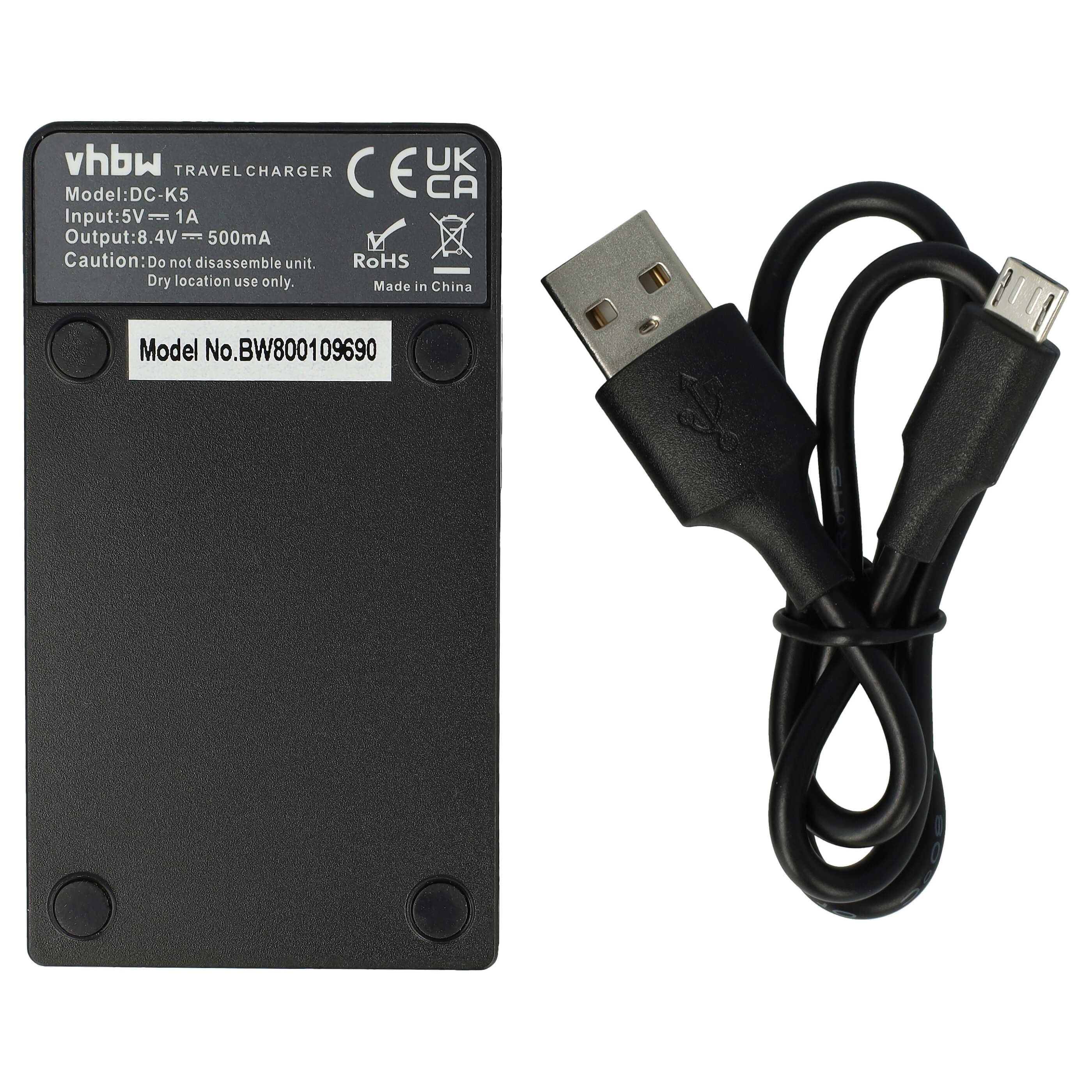 Ein schwarzes Ladegerät mit einem USB-Kabel. Das Ladegerät hat Text und Logos. Es befindet sich auf weißem Hintergrund.