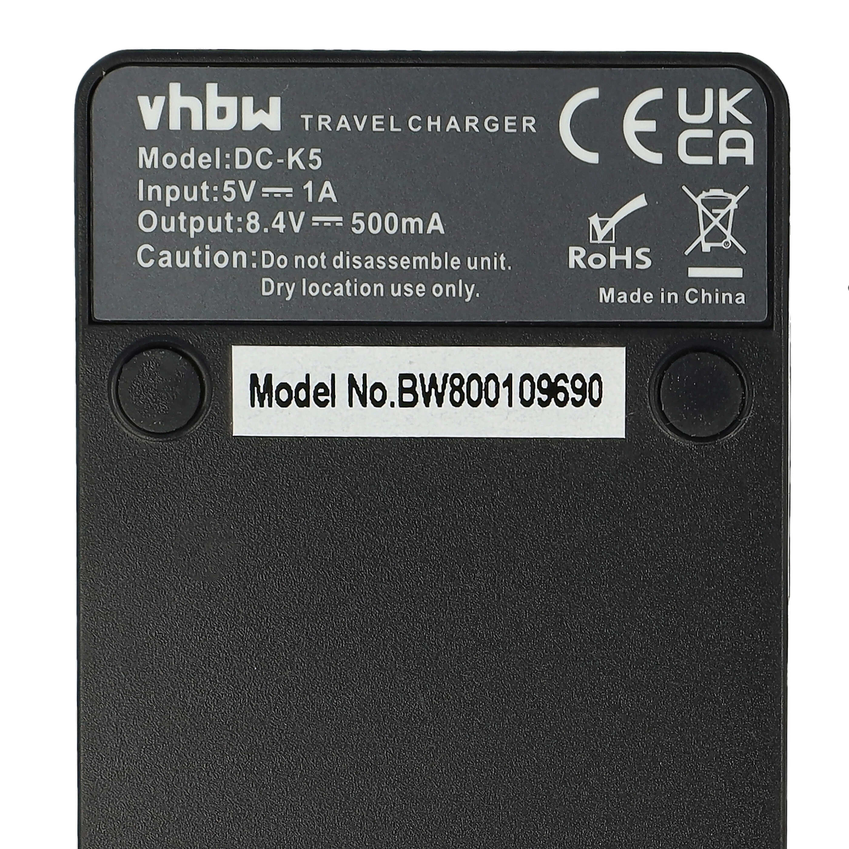 Schwarzes Reise-Ladegerät mit weißem Text. Enthält Modell, Eingang, Ausgang, Vorsicht und Zertifizierungen. Die Modellnummer lautet BW800109690.