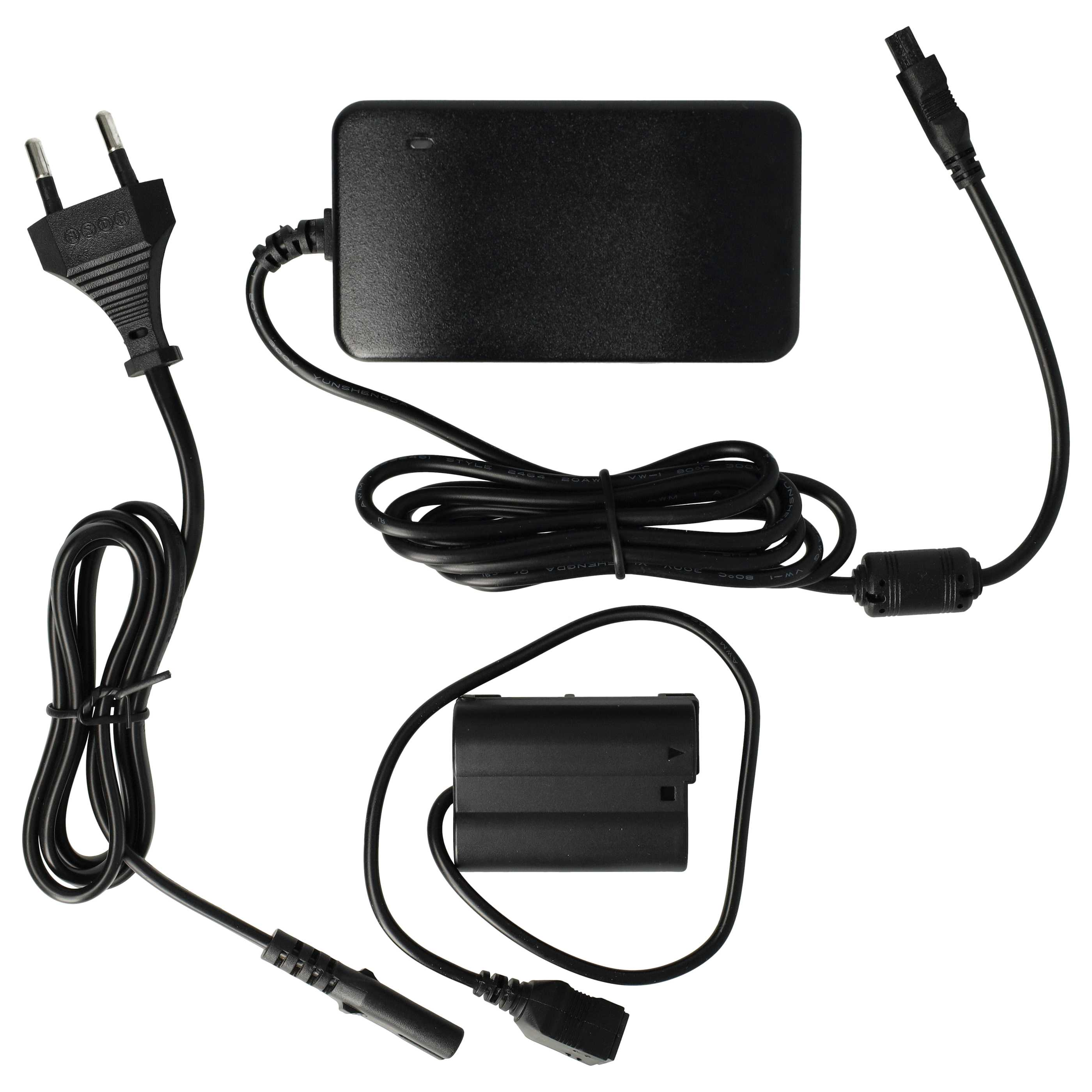 Das Bild zeigt ein schwarzes Netzteil, ein Batterieladegerät und Kabel auf weißem Hintergrund.