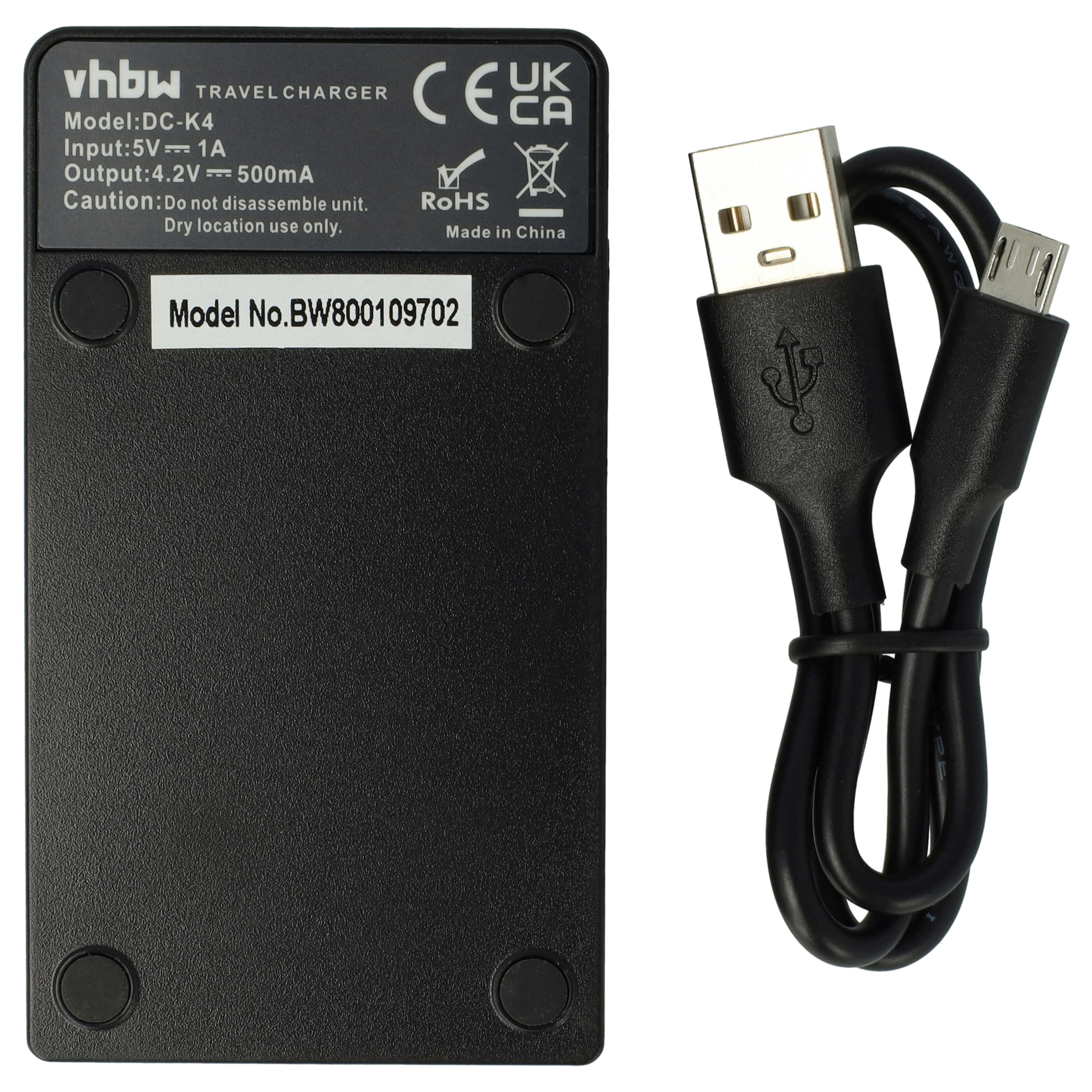 Ein schwarzes Reise-Ladegerät mit USB-Kabel. Das Ladegerät hat Text mit Modell- und Eingangs-/Ausgangsinformationen. Das Kabel ist schwarz.