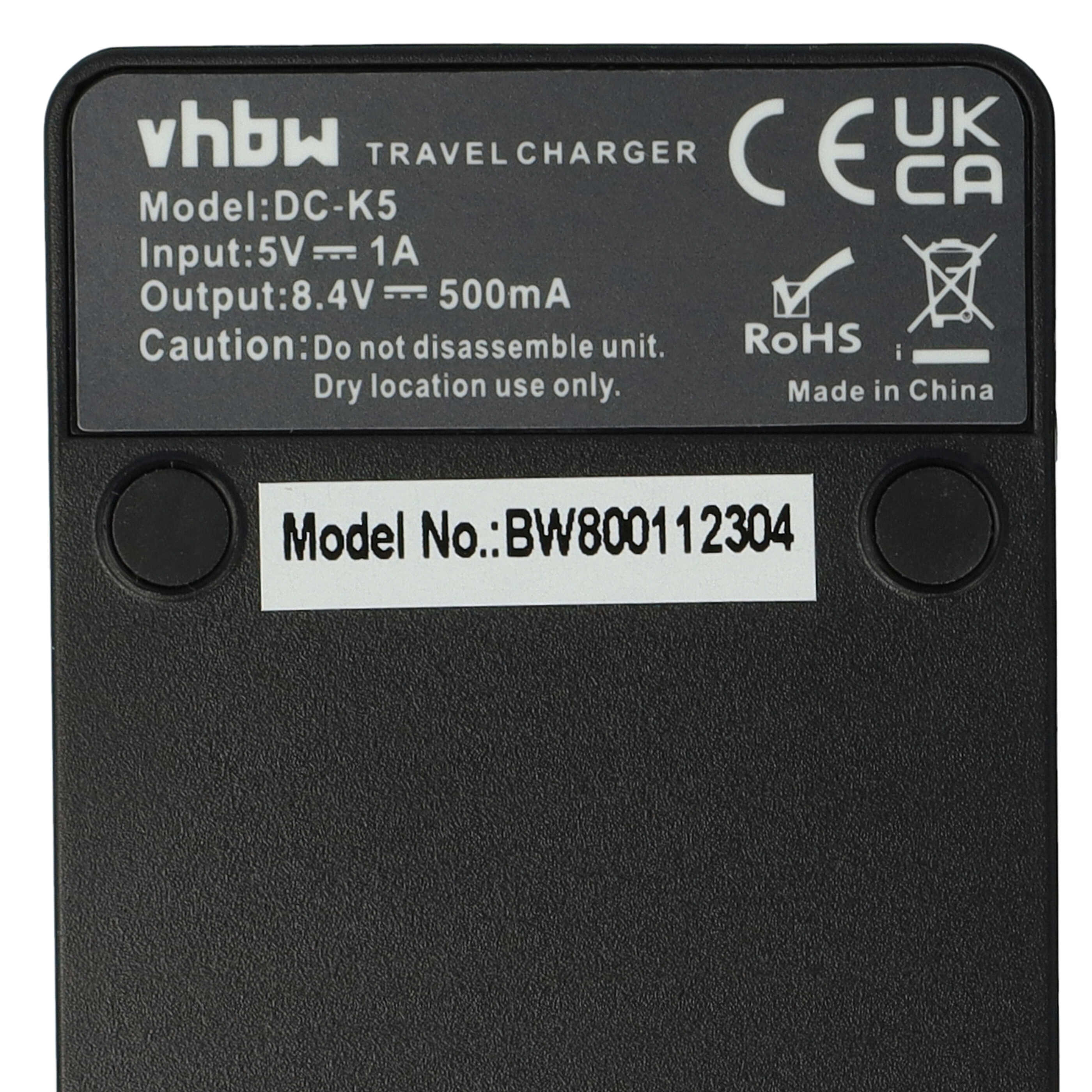 Schwarzes Reiseladegerät mit weißem Text. Enthält Modelldetails, Eingangs-/Ausgangsspezifikationen und Sicherheitshinweise. Hergestellt in China.