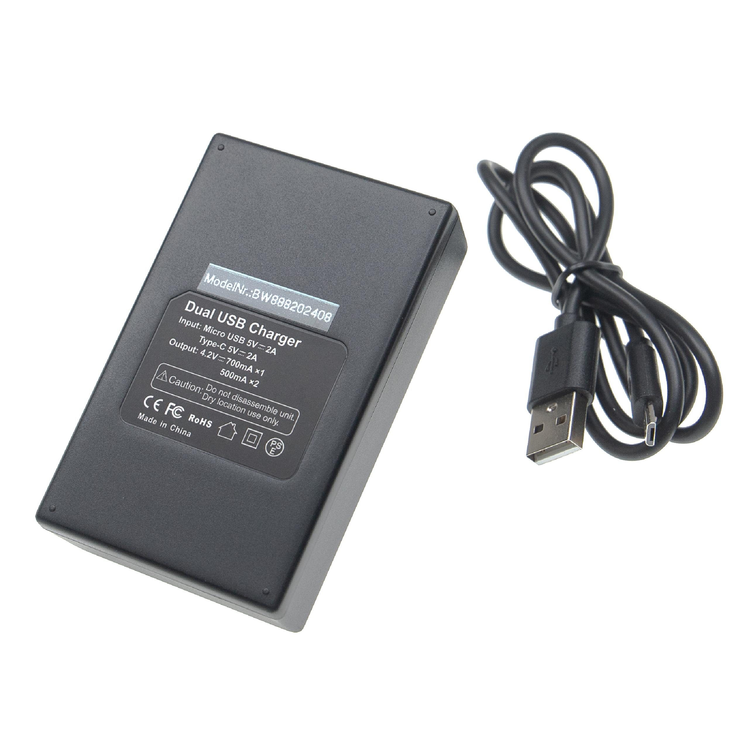 Ein schwarzes USB-Ladegerät mit Kabel liegt auf einer weißen Oberfläche. Das Ladegerät hat Text, und das Kabel ist aufgerollt.