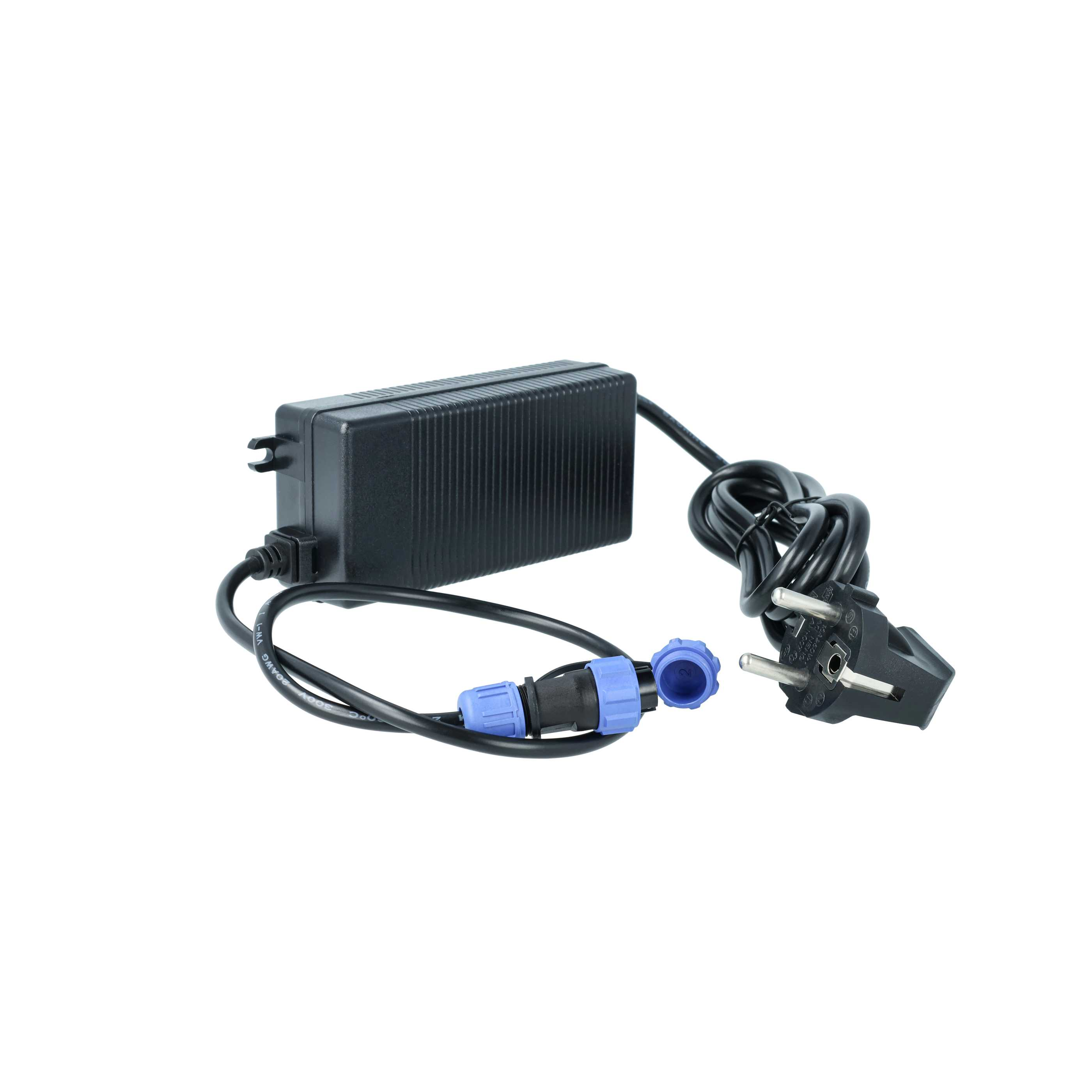 Ein schwarzes Netzteil mit Kabel und Stecker. Ein blauer Stecker ist sichtbar.