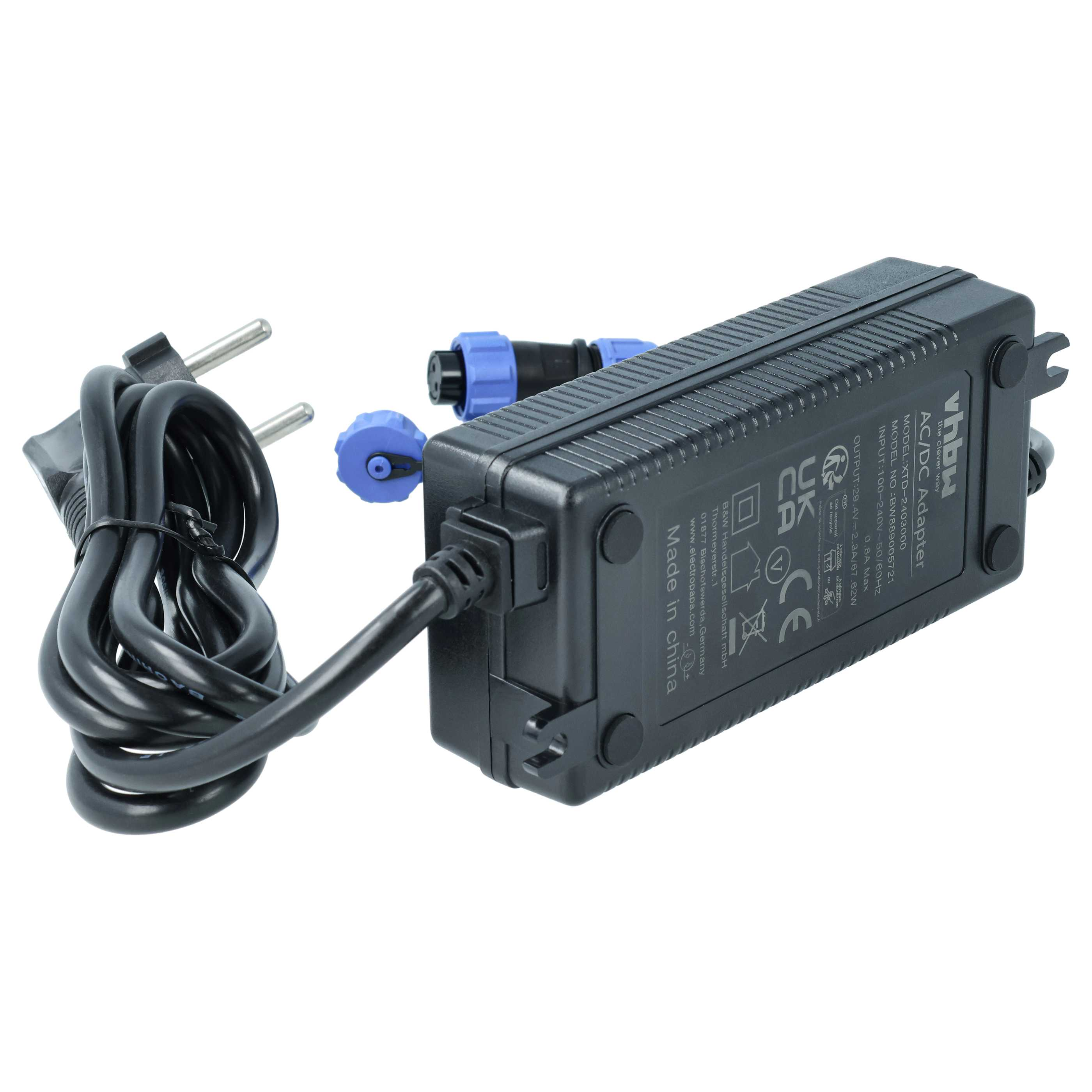 Schwarzer AC/DC-Adapter mit Stecker und Kabel, blauen Anschlüssen und weißem Hintergrund.