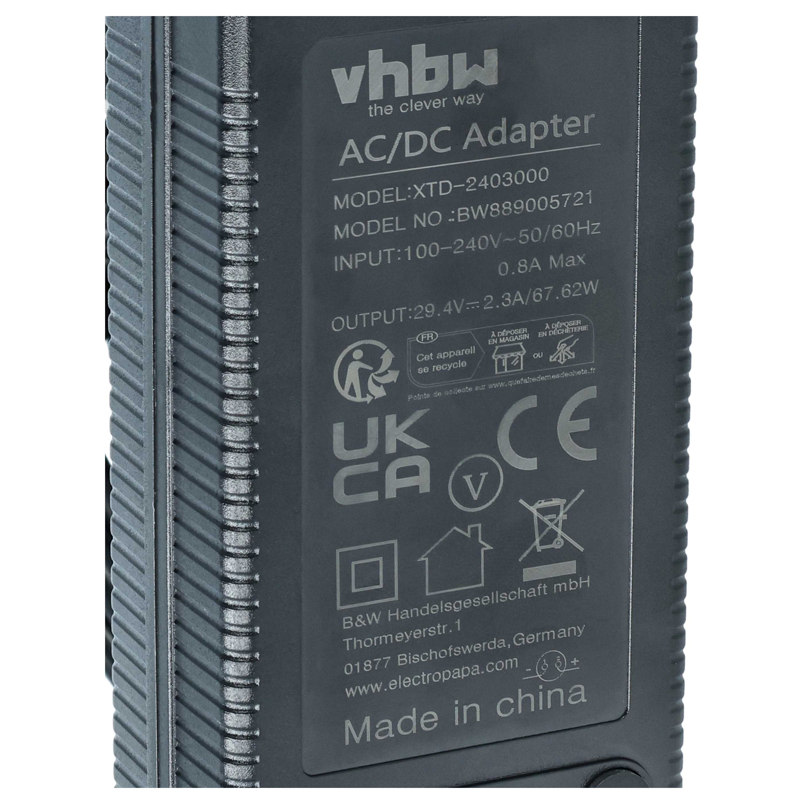 Ein schwarzer AC/DC-Adapter mit Text, Logos und Modellinformationen. Auf dem Etikett steht 'Made in China'.
