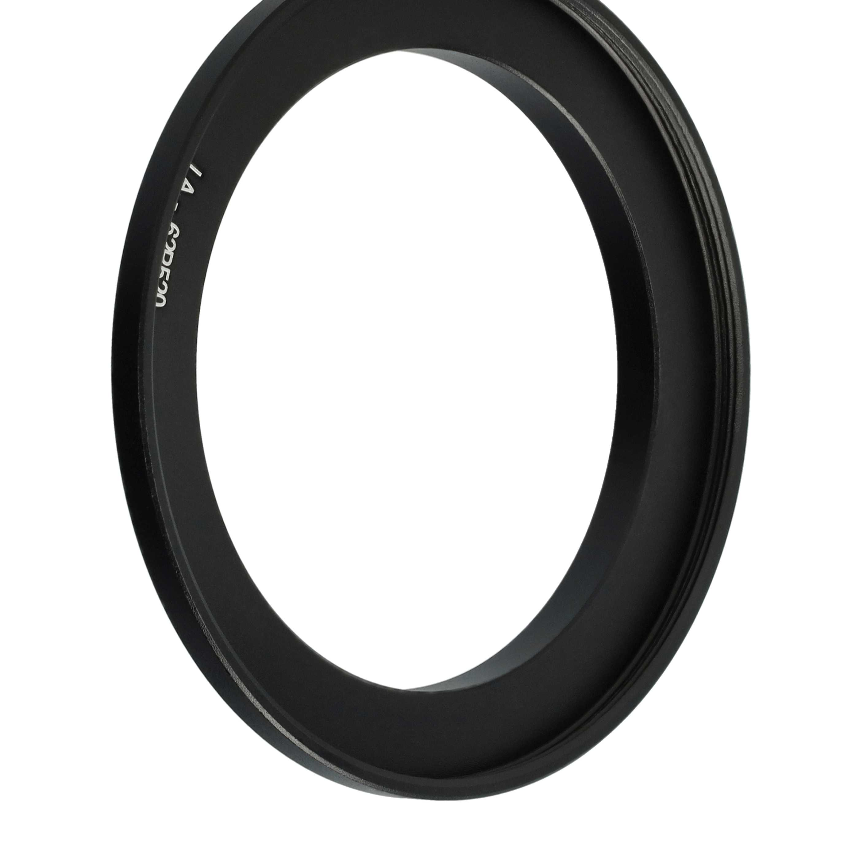 Ein schwarzer Metallring mit Text am äußeren Rand, vor weißem Hintergrund. Der Ring scheint ein Kameraobjektivadapter zu sein.