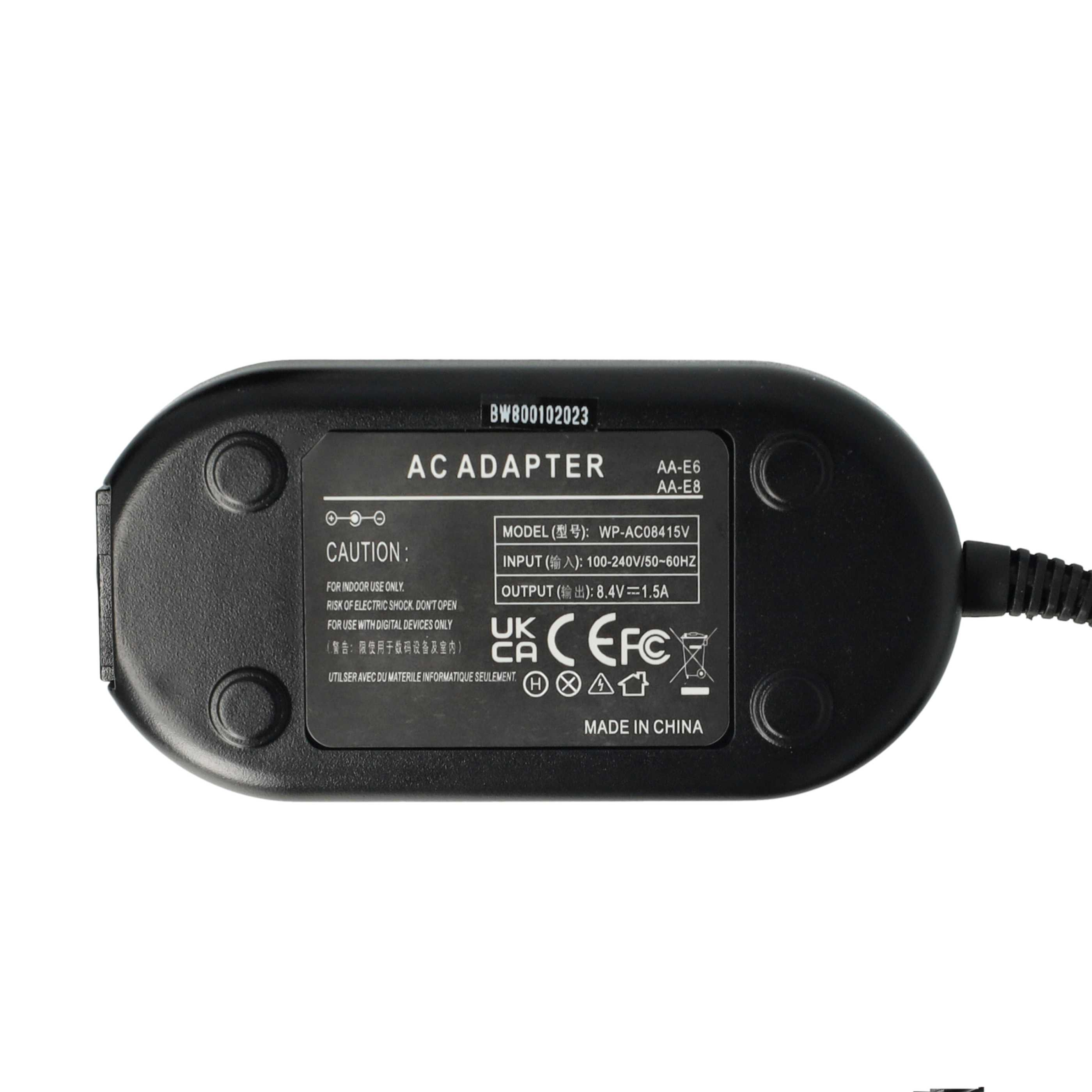 Schwarzer AC-Adapter mit Text, Modellinformationen und Sicherheitshinweisen. Weißer Hintergrund, runde Form mit schwarzem Kabel.