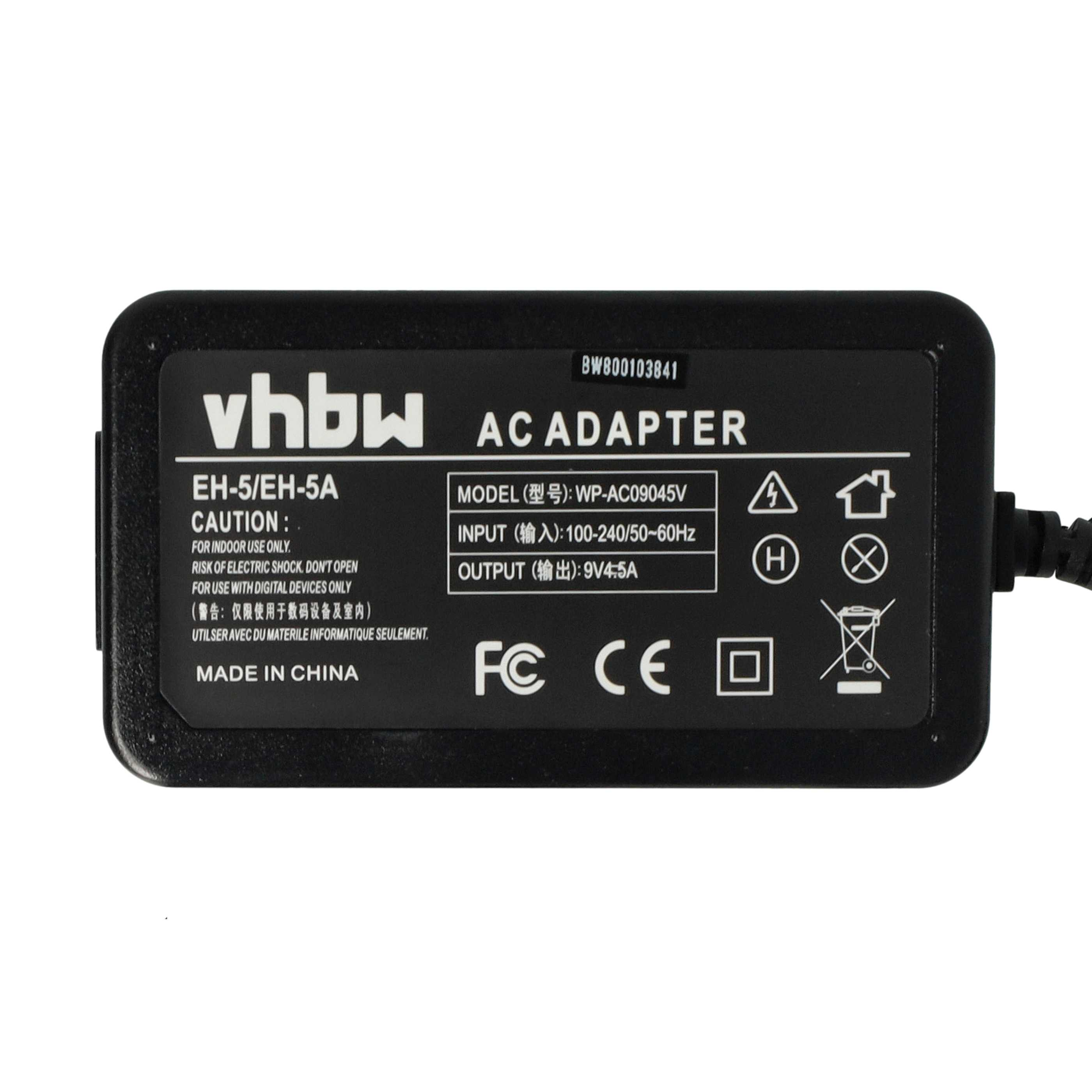 Schwarzer AC-Adapter mit weißem Text. Zeigt Marke, Modell, Eingang, Ausgang und Sicherheitssymbole. Hergestellt in China.