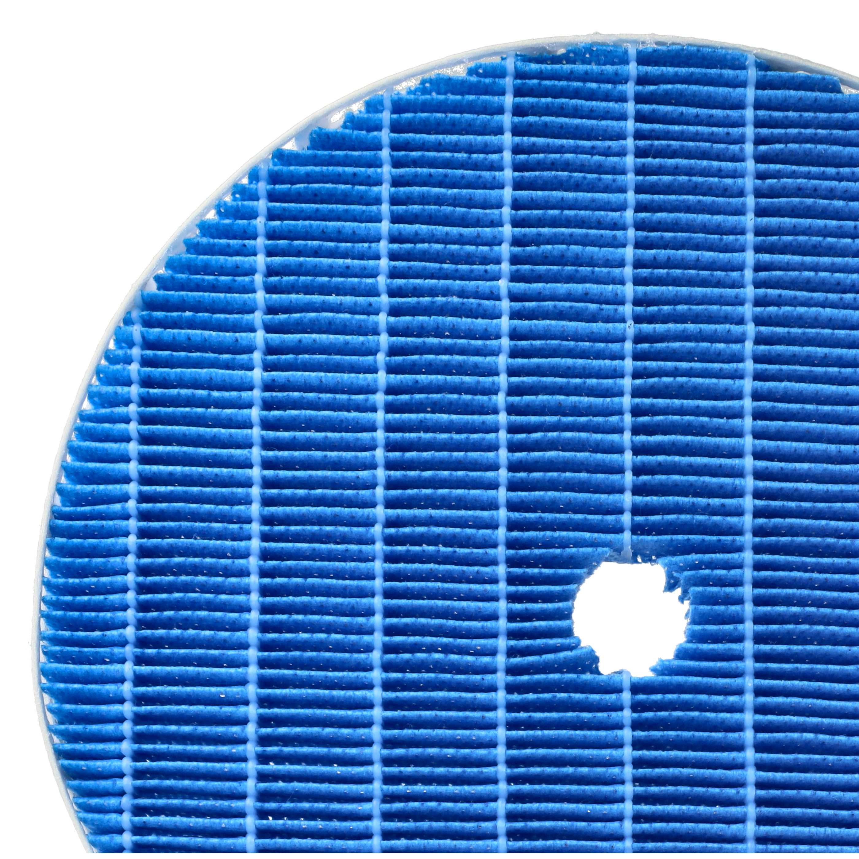 Nahaufnahme eines blauen Luftfilters mit Gittermuster und weißem Rand. Ein Loch ist im Filter.