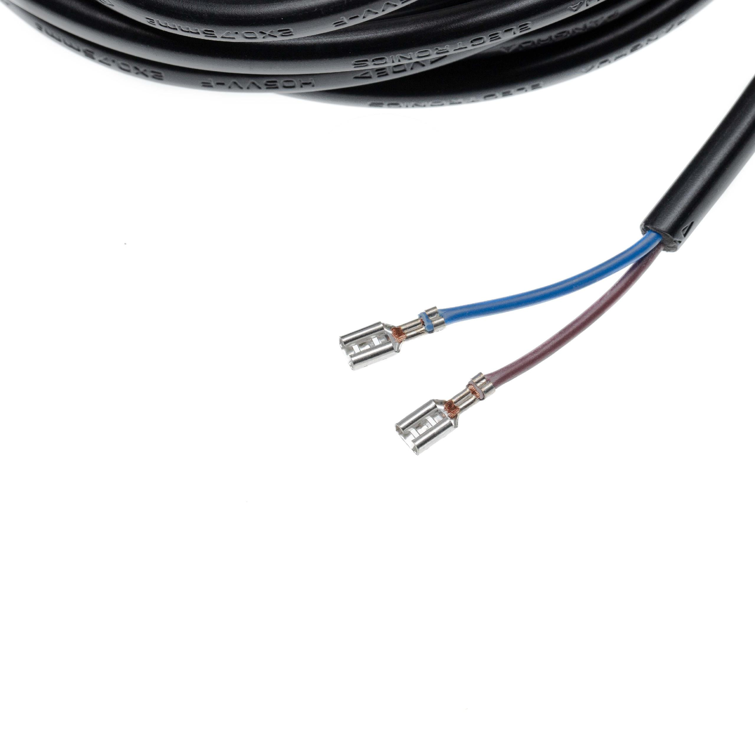 Nahaufnahme von elektrischen Drähten mit Metallanschlüssen vor weißem Hintergrund. Blaue und braune Drähte sind sichtbar.