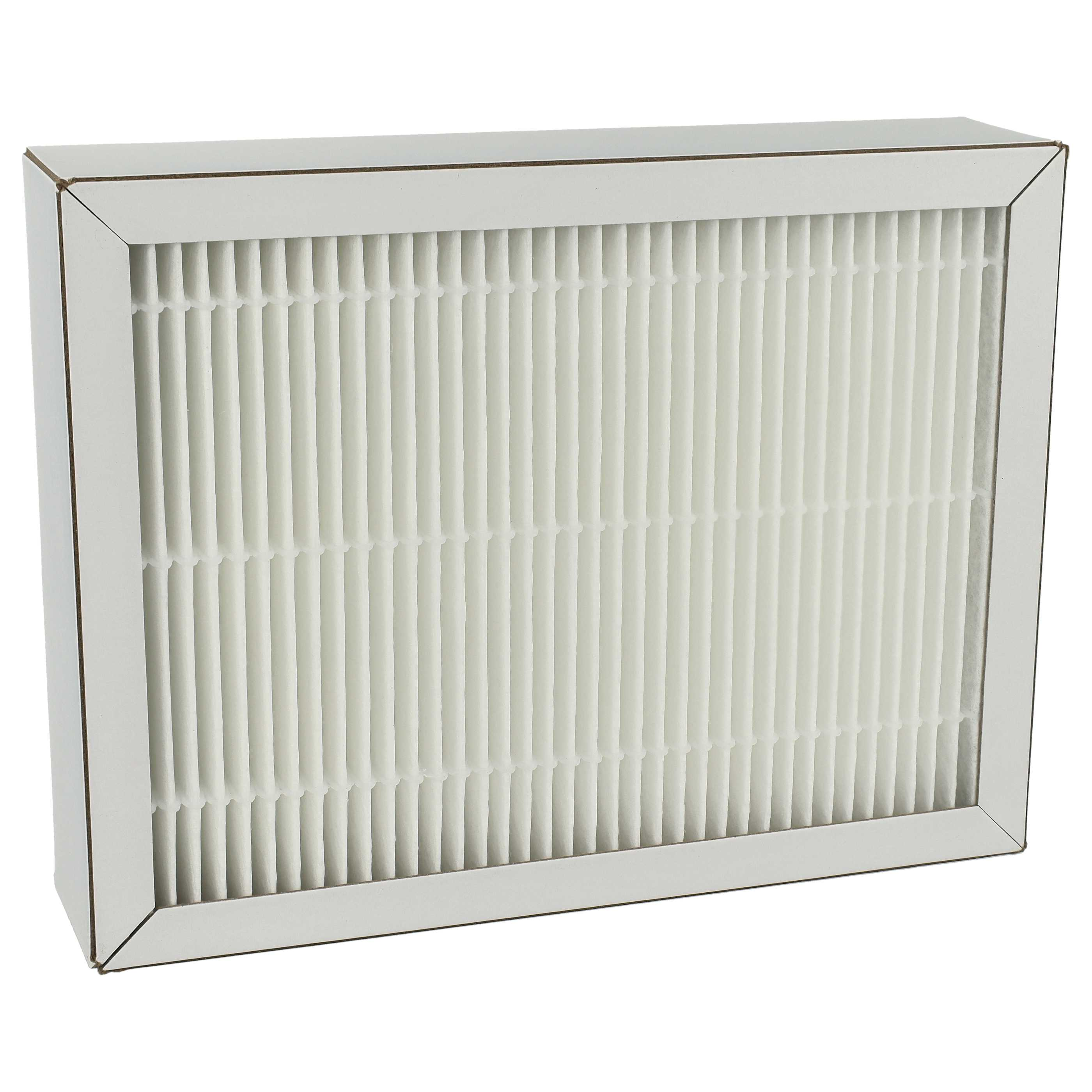 Ein weißer Luftfilter mit gefaltetem Material in einem weißen Kartonrahmen, aus leichtem Winkel vor weißem Hintergrund.