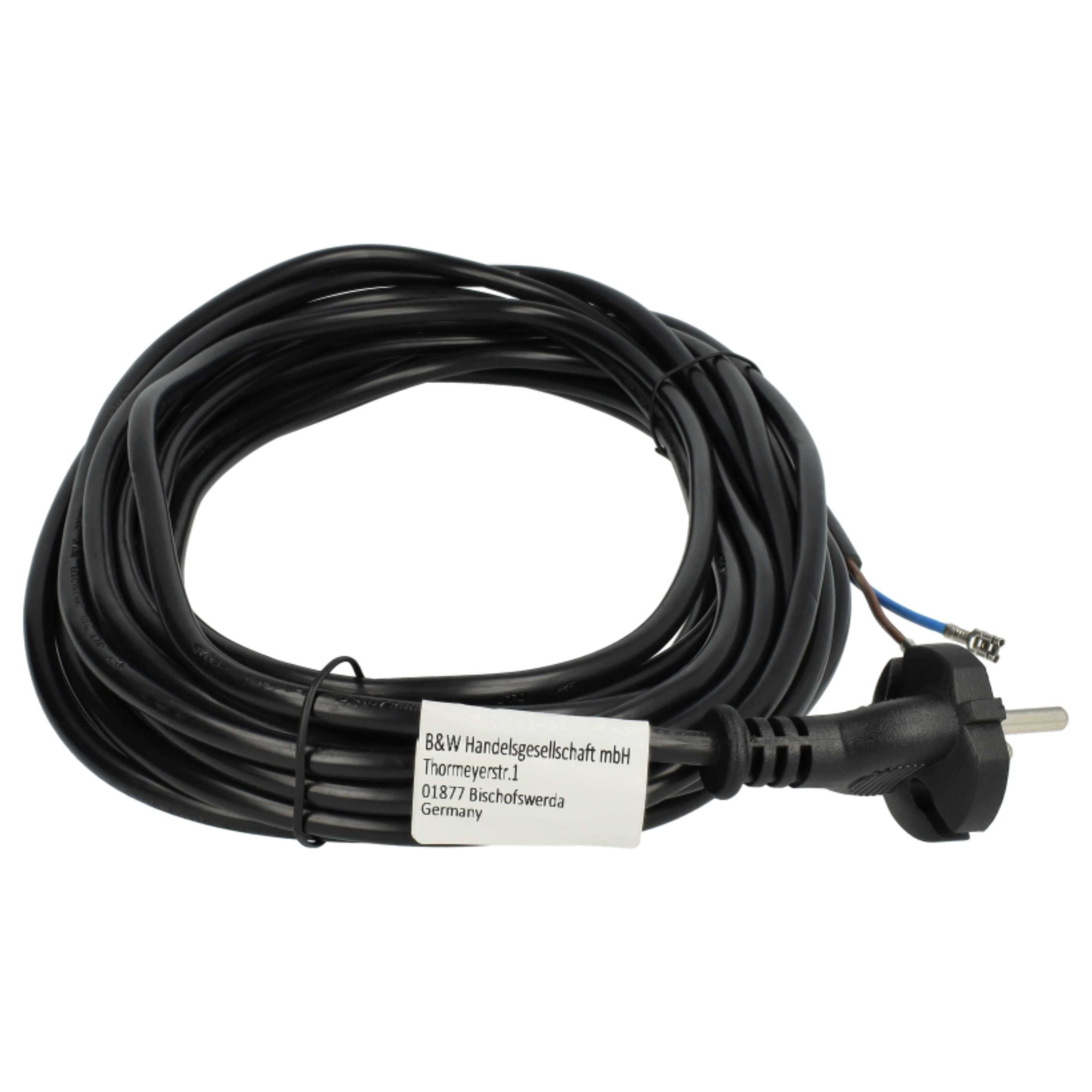 Ein schwarzes Netzkabel mit Stecker ist aufgerollt. Ein Etikett ist am Kabel befestigt. Der Hintergrund ist weiß.