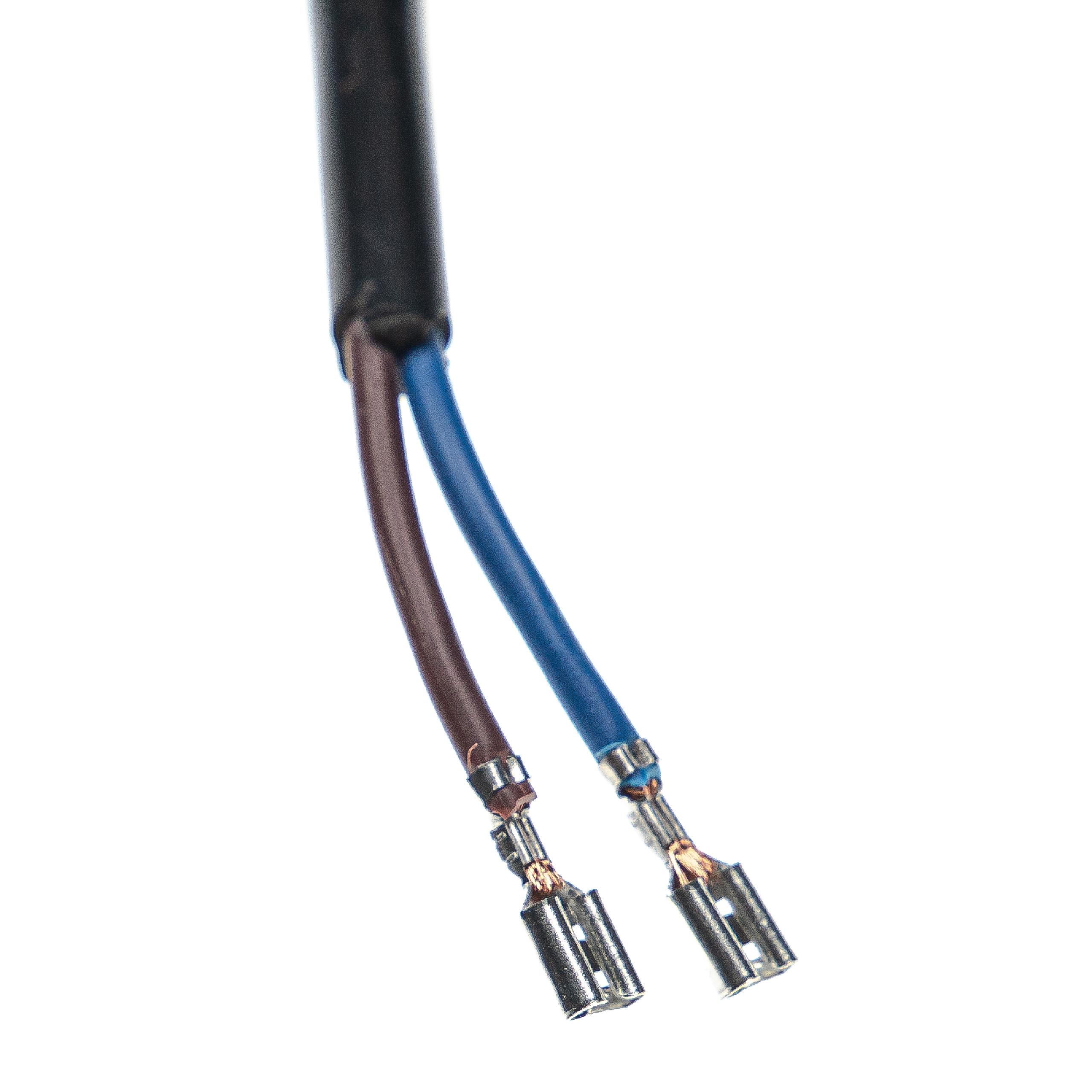 Nahaufnahme von elektrischen Drähten mit Metallanschlüssen auf weißem Hintergrund. Braune und blaue Drähte verlaufen nach unten.