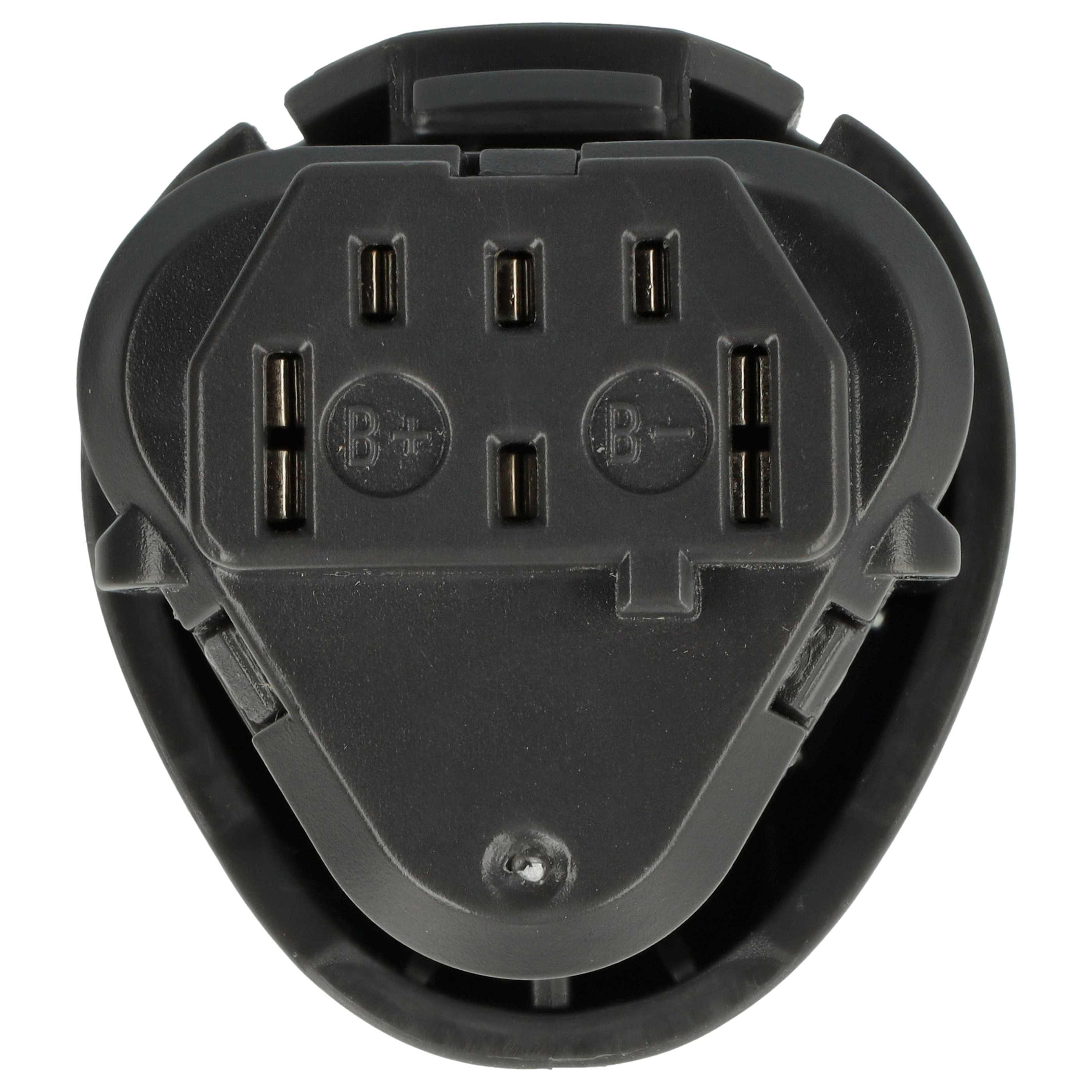 Ein schwarzer elektrischer Stecker. Er hat mehrere Schlitze und Stifte. Der Hintergrund ist weiß.