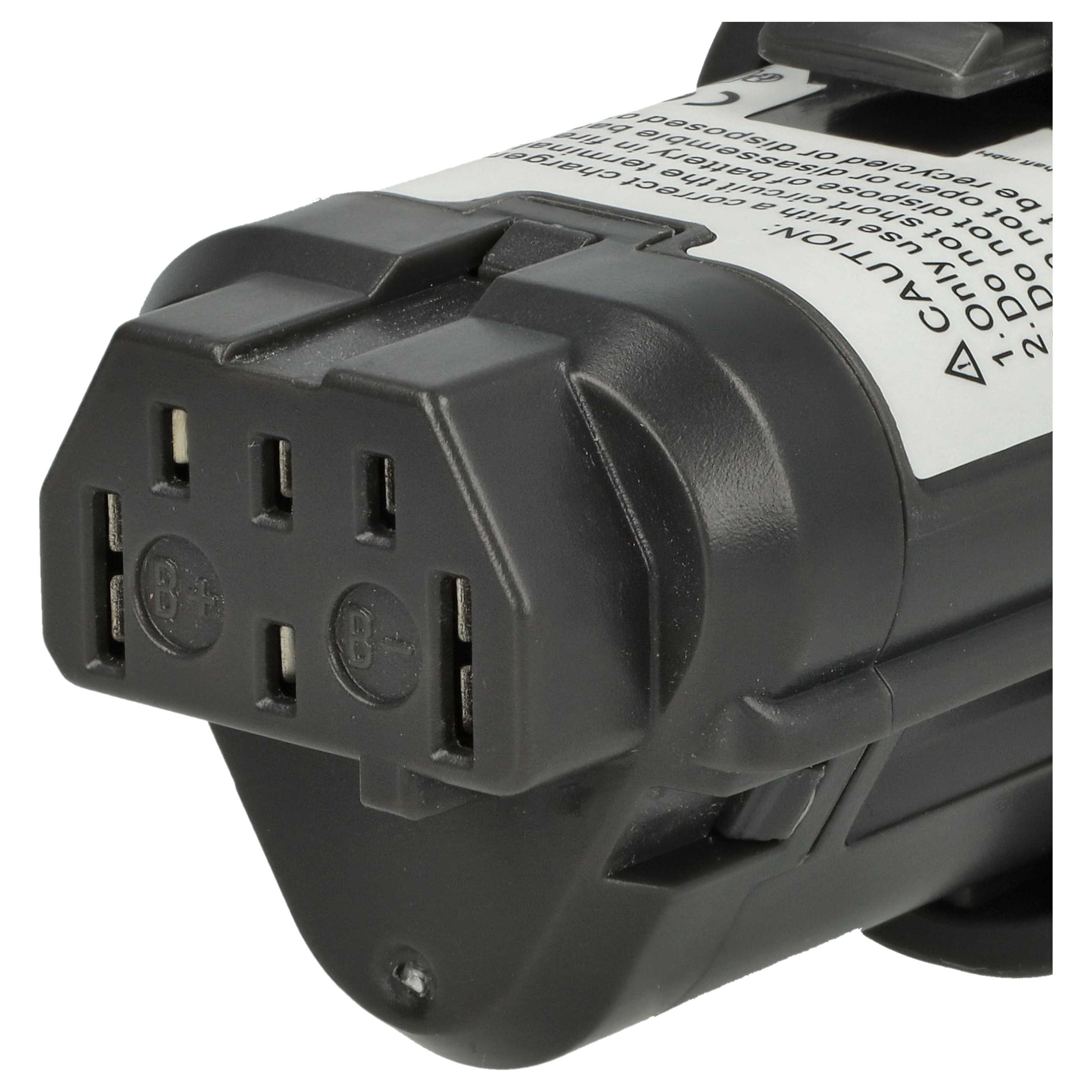 Nahaufnahme eines schwarzen elektrischen Steckers mit mehreren Schlitzen. Ein Etikett mit Vorsichtstext ist sichtbar.
