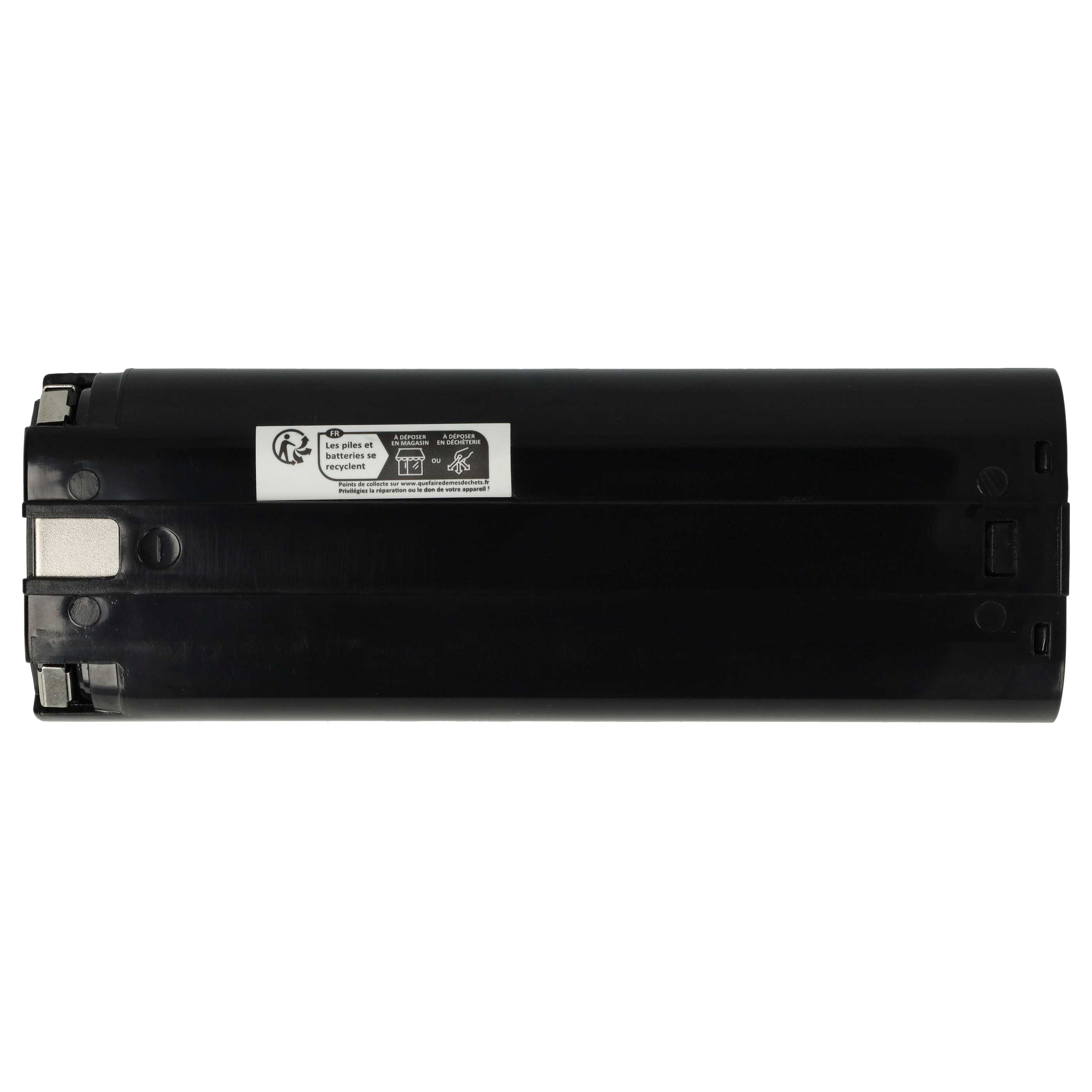 Eine schwarze Batterie mit Recycling-Symbolen. Die Batterie ist zylindrisch und hat ein weißes Etikett.