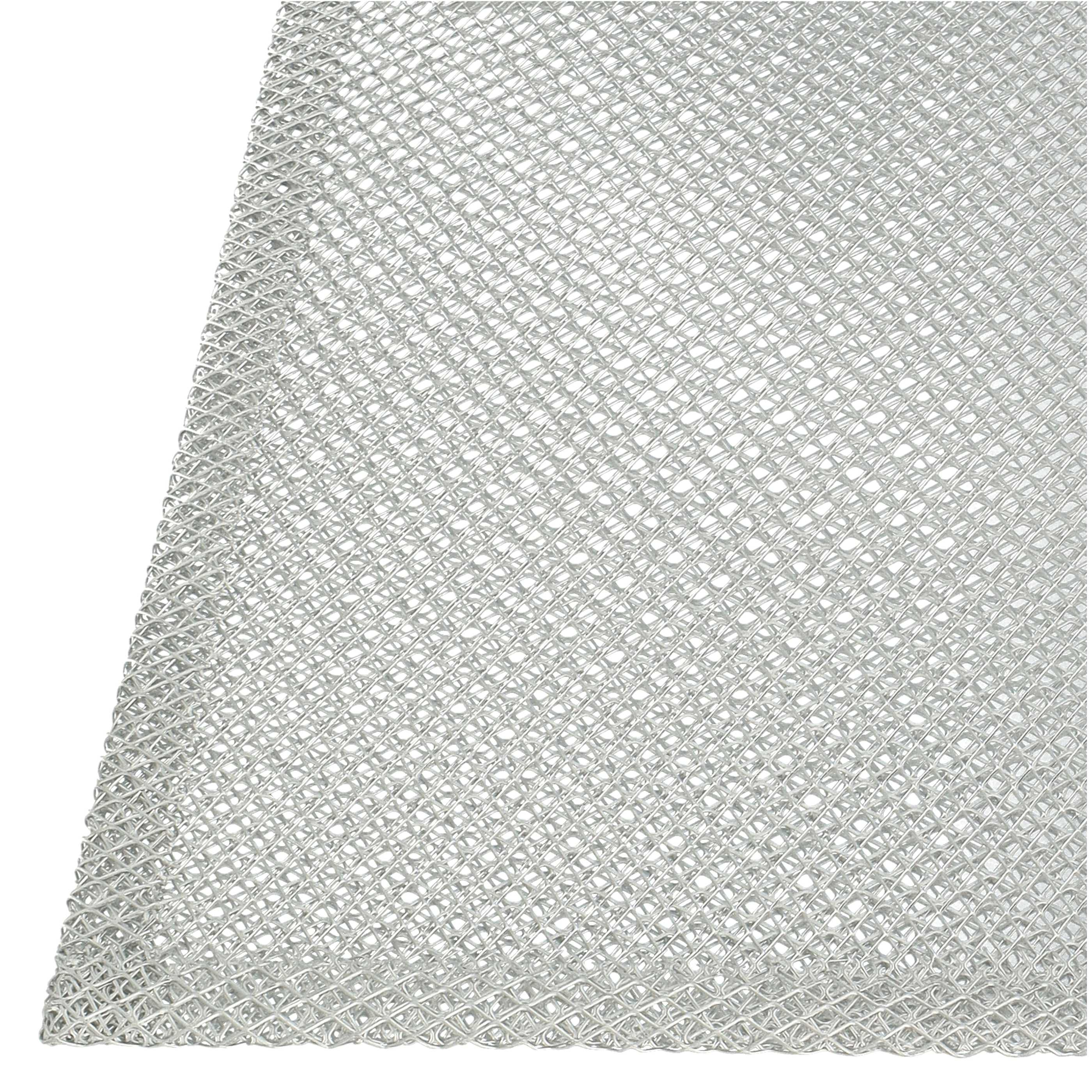 Nahaufnahme eines silbernen Metallnetzes mit Rautenmuster auf weißem Hintergrund.