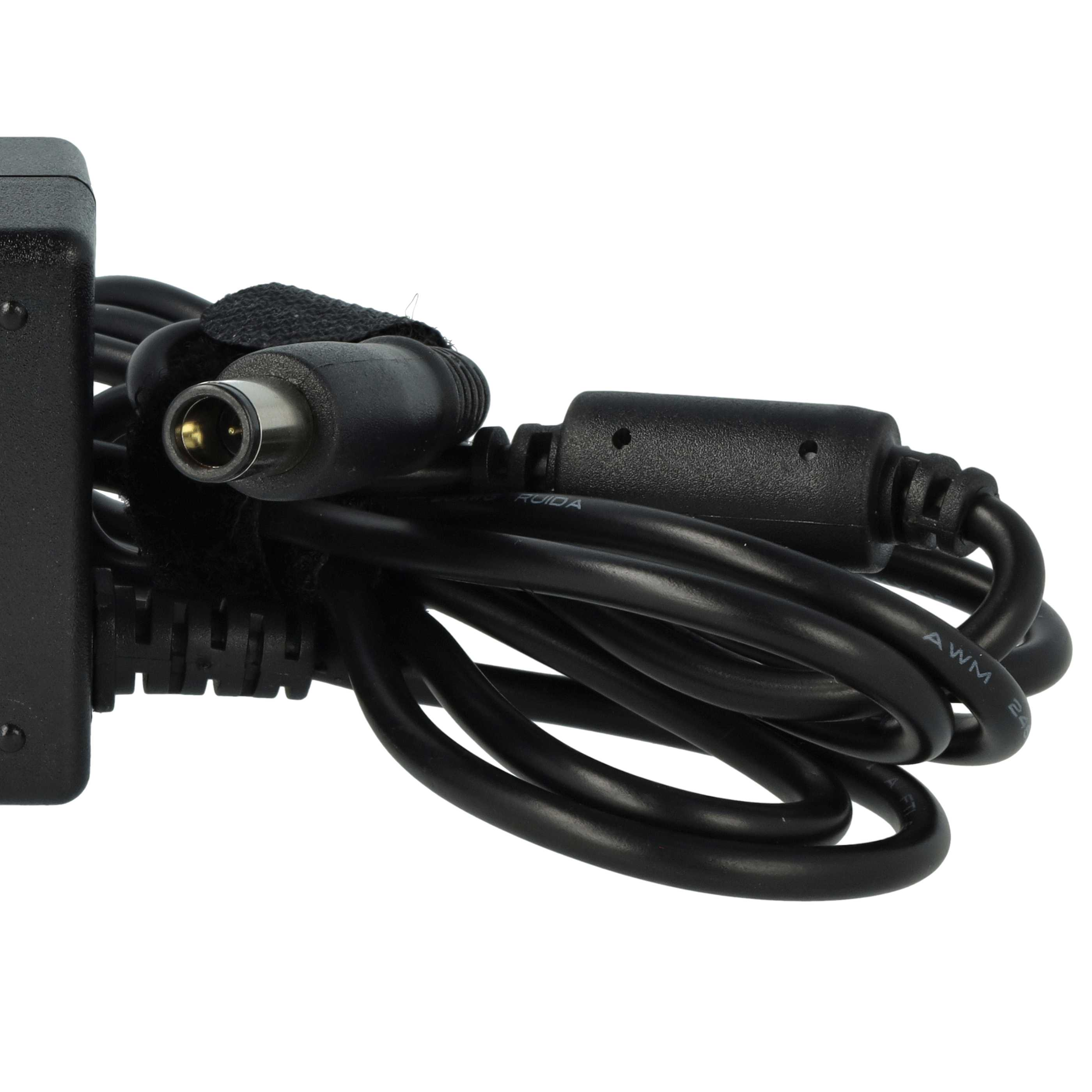 Ein schwarzes Netzteil mit schwarzem Kabel und Stecker. Das Kabel ist geschlungen. Der Hintergrund ist weiß.