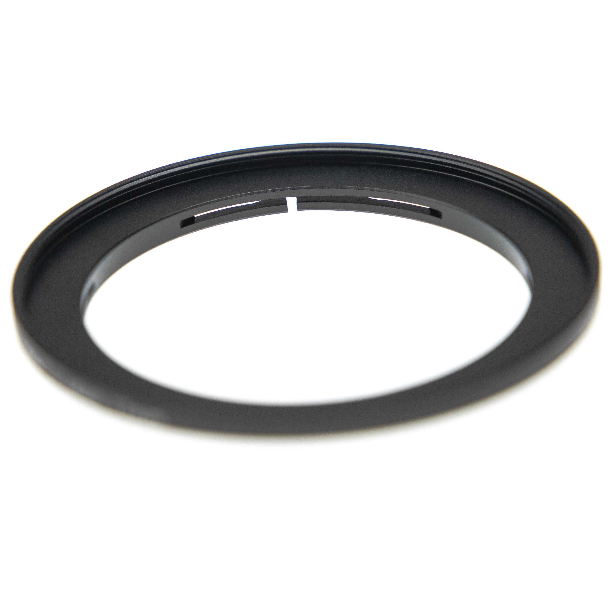 Ein schwarzes ringförmiges Objekt mit Schlitzen befindet sich auf weißem Hintergrund. Das Objekt hat ein mattes Finish.