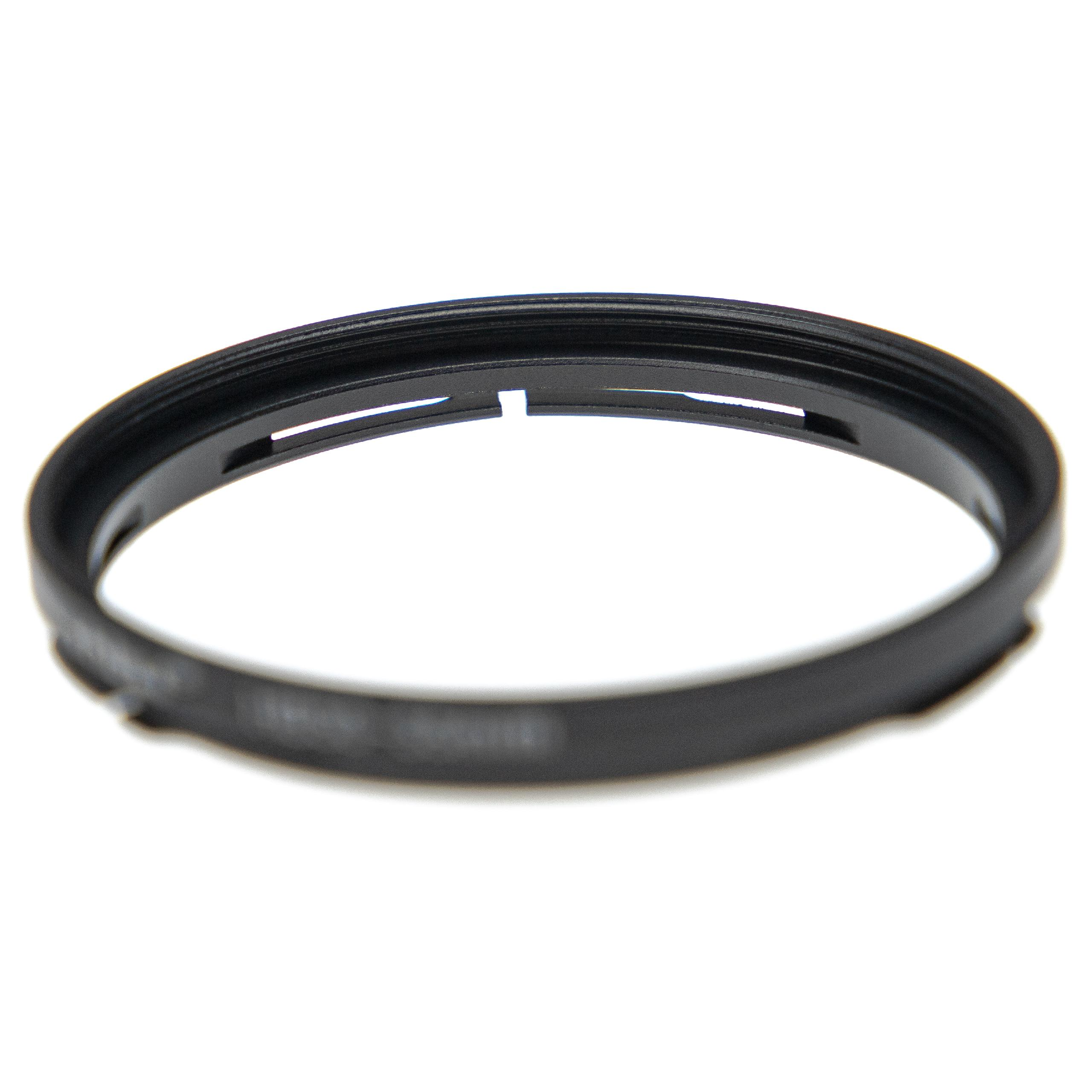 Ein schwarzer Objektivfilterring ist auf weißem Hintergrund zentriert. Der Ring ist kreisförmig mit kleinen Kerben und Text.