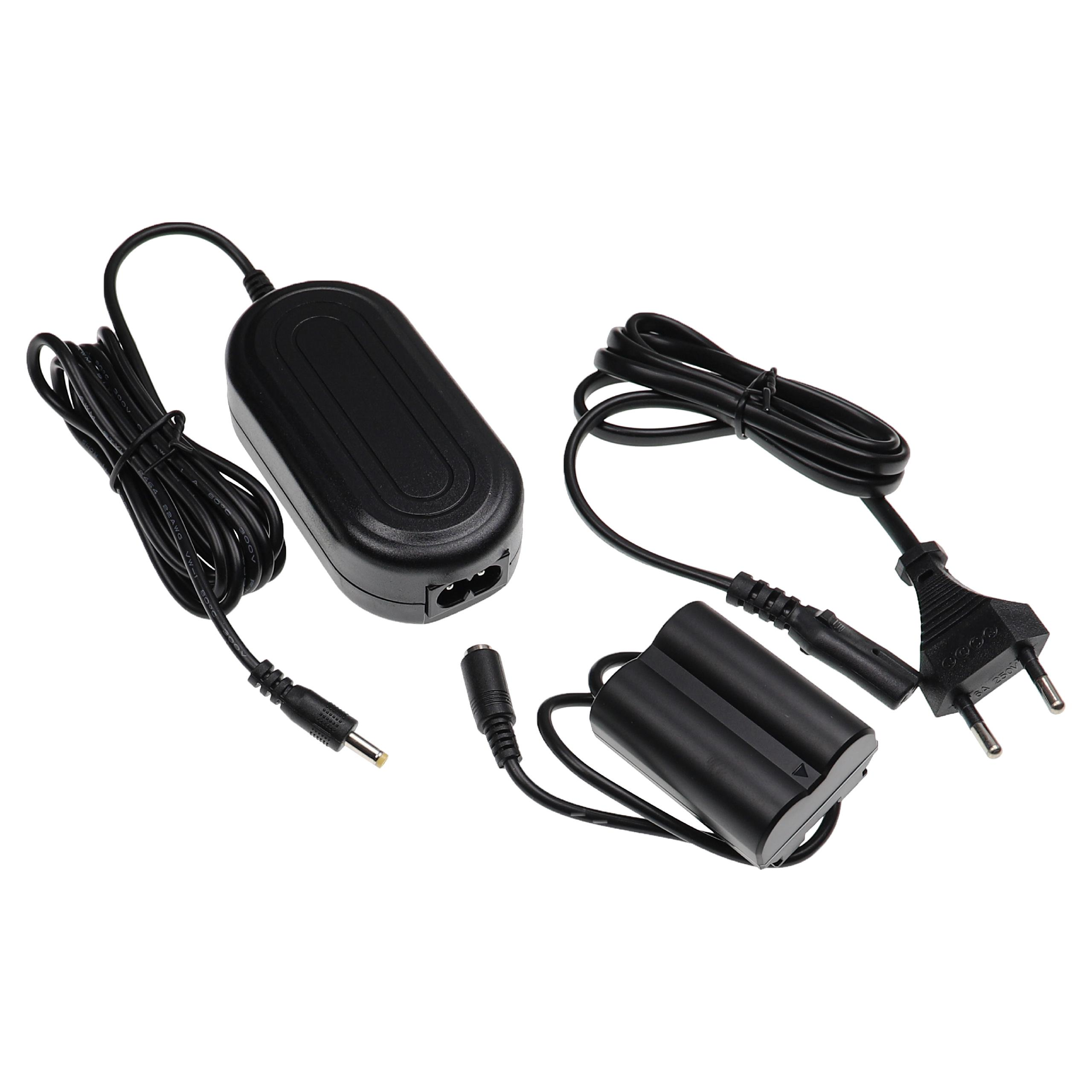 Zwei schwarze Batterieladegeräte und Kabel auf weißem Untergrund. Eines hat einen Eurostecker.