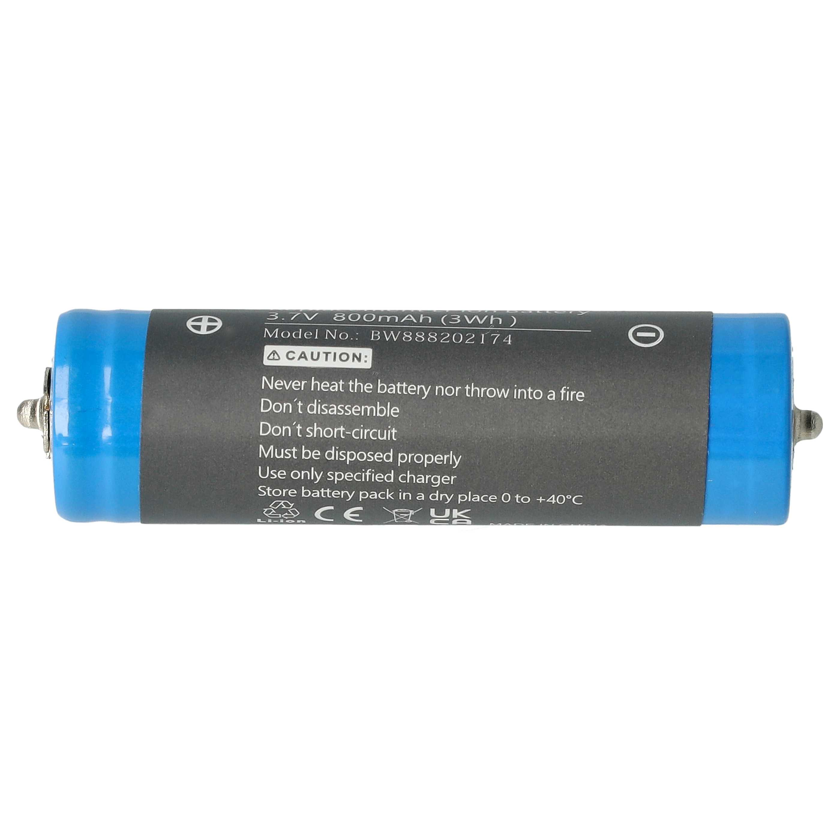 Eine zylindrische Batterie mit blauen Enden, schwarzem Etikett mit weißem Text, enthält Warnungen und Spezifikationen, auf weißem Hintergrund.