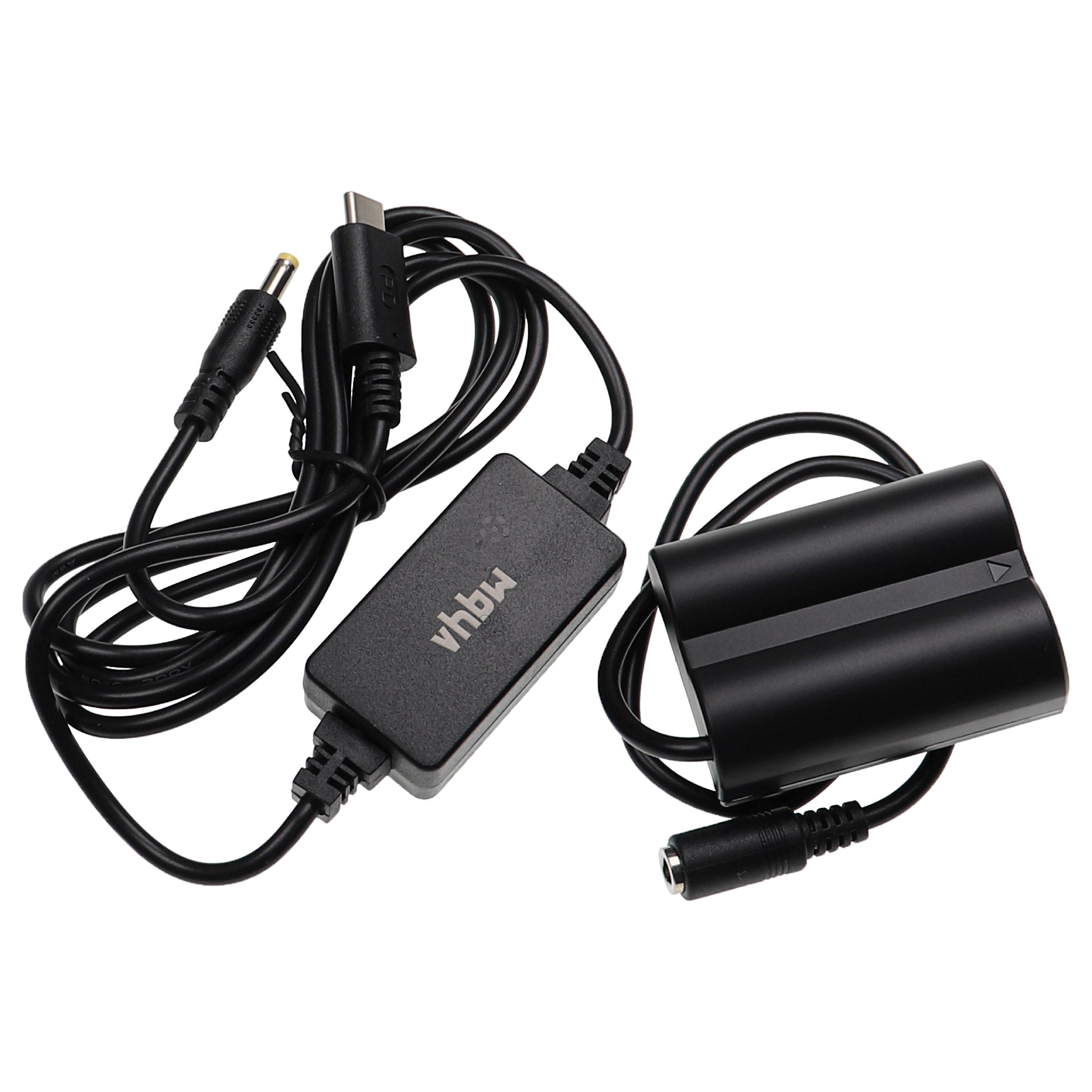 Schwarzer Kamera-Akku-Adapter mit Kabeln, einem USB-C-Anschluss und einem DC-Stromanschluss auf weißem Hintergrund.