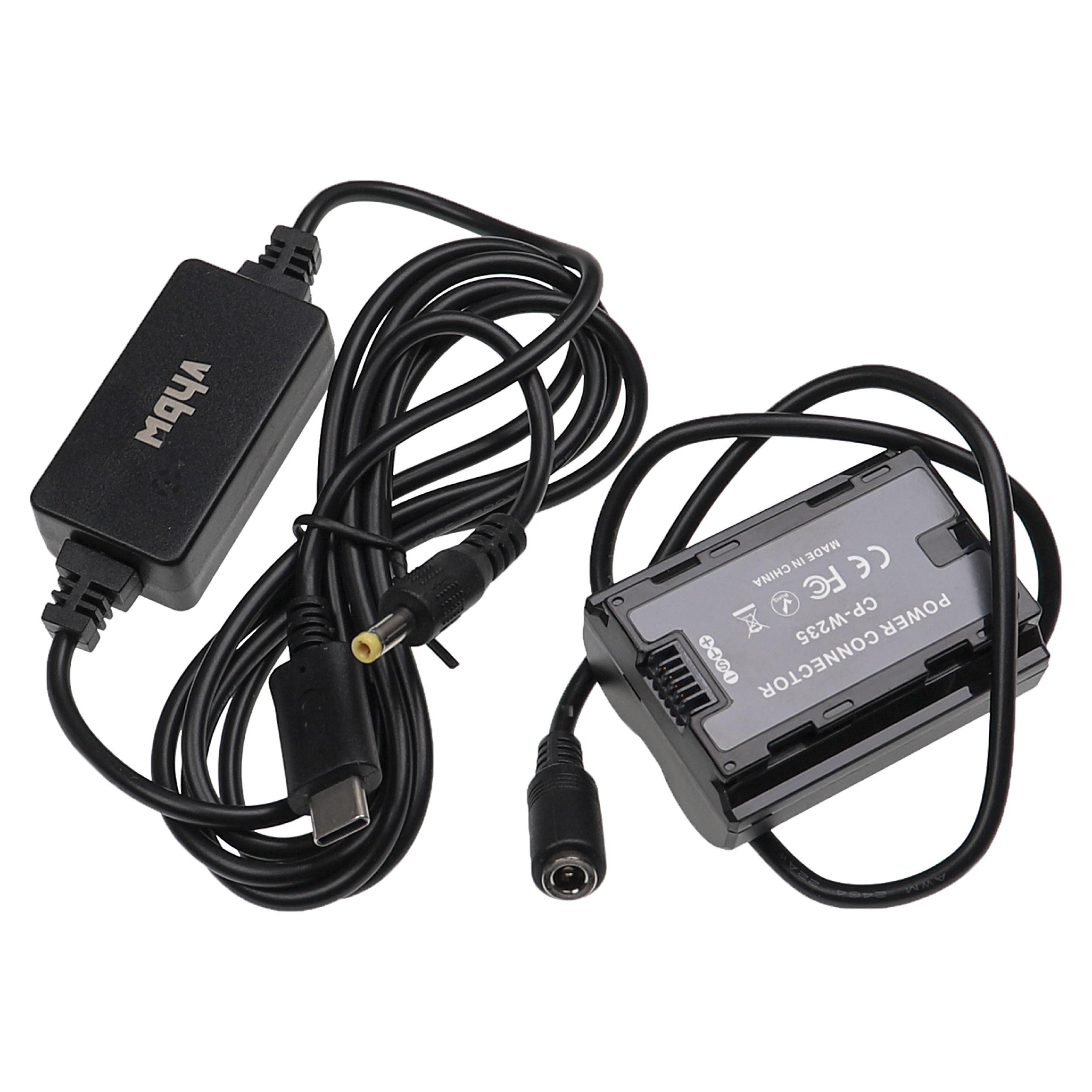 Schwarzes Kamera-Netzteil-Set. Enthält einen Netzadapter, einen Batterieadapter und schwarze Kabel. Weißer Hintergrund.