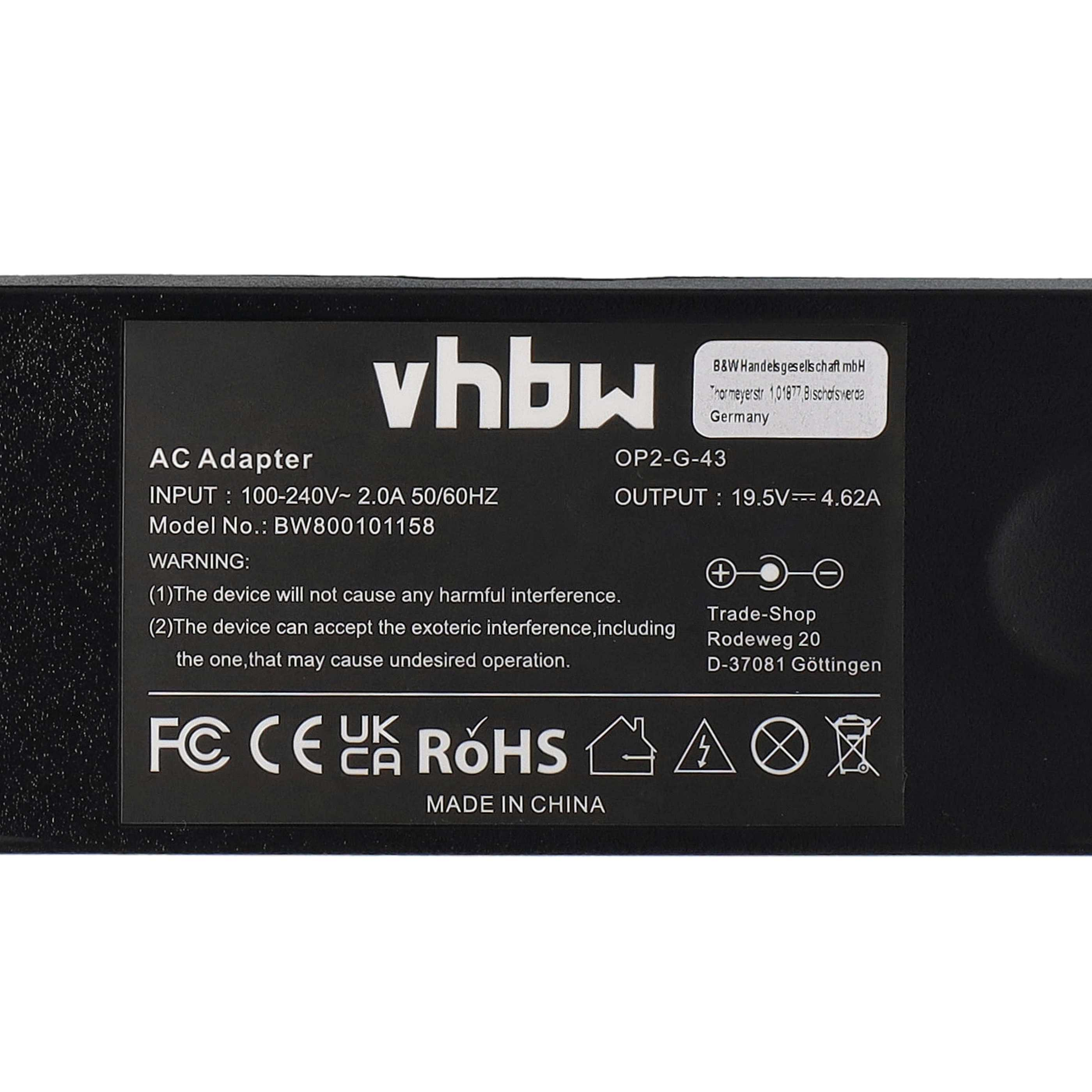 Schwarzes AC-Adapter-Etikett mit weißem Text. Details umfassen Eingangs-, Ausgangs-, Modellnummer und Sicherheitshinweise.