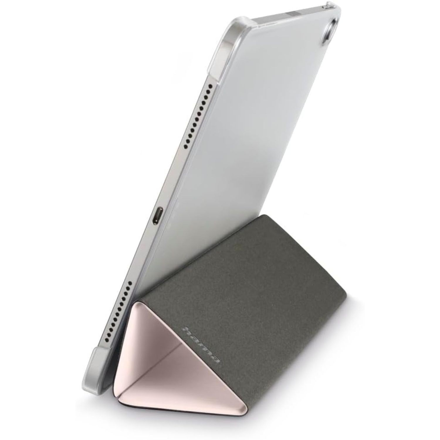 Ein iPad in einer transparenten Hülle wird von einem grauen, dreieckigen Ständer gehalten. Der Ständer hat eine rosa Innenseite und den Namen 'hama'.