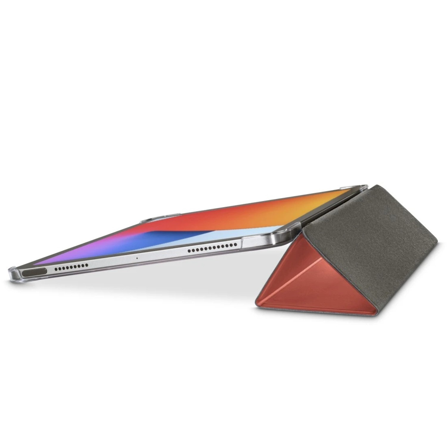 iPad spoczywa na szarym i czerwonym trójkątnym stojaku. Ekran iPada wyświetla kolorowy obraz, skierowany w górę.